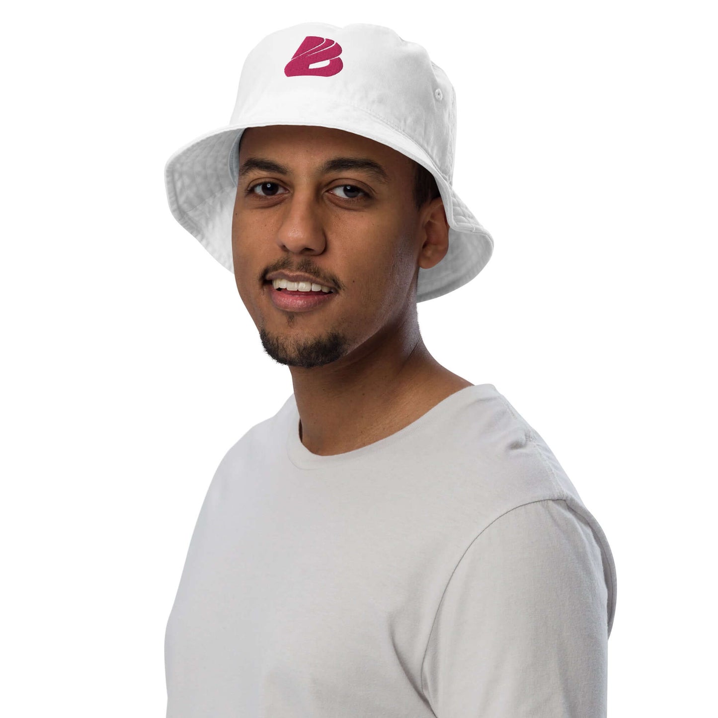 Man wearing Fischerhut aus Bio-Baumwoll-Twill N°0, showcasing breathable organic cotton twill material and simple stylish design.