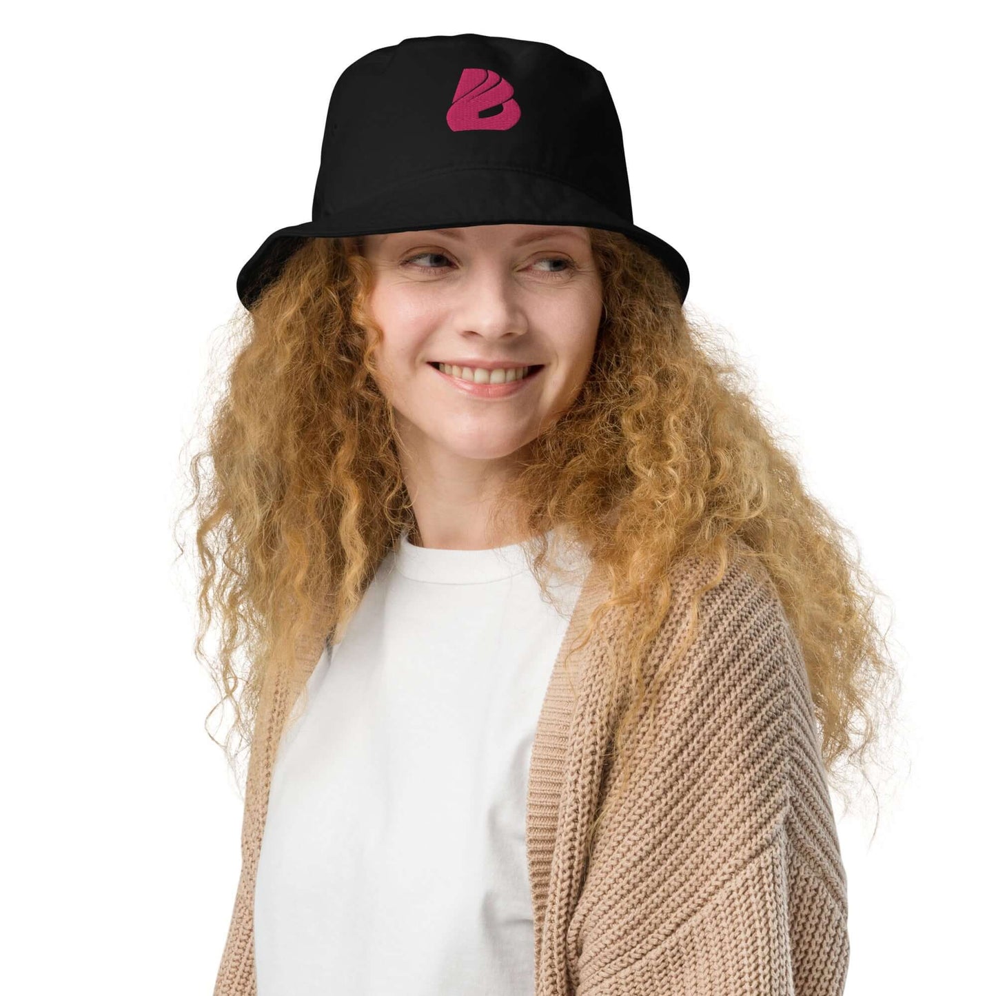Woman wearing Fischerhut aus Bio-Baumwoll-Twill N°0, showcasing stylish and eco-friendly design with black twill and logo detail.