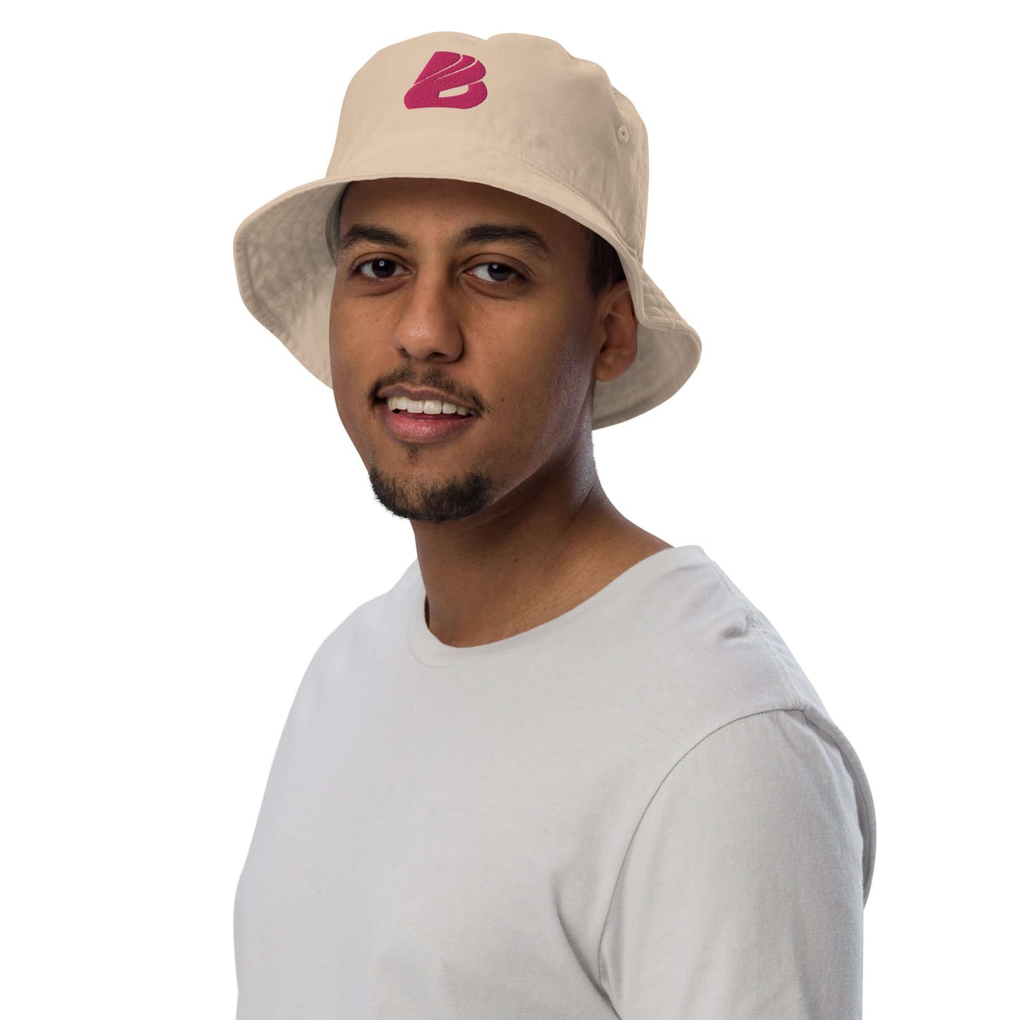 Man wearing Fischerhut aus Bio-Baumwoll-Twill N°0 in cream, featuring breathable organic cotton fabric, eco-friendly fashion choice.