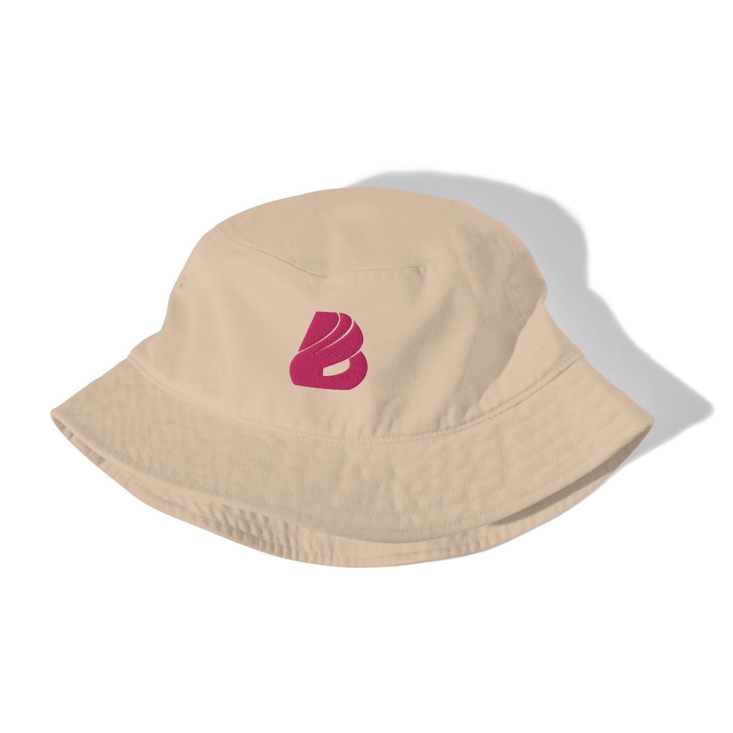 Fischerhut aus Bio-Baumwoll-Twill N°1 in beige with maroon logo, eco-friendly and breathable organic cotton bucket hat.