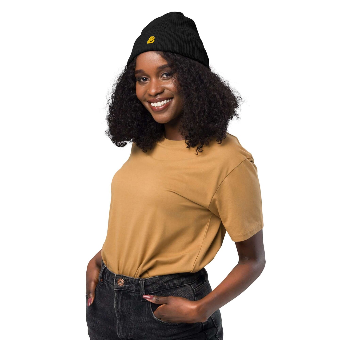 Person wearing a black Gerippte Bio-Beanie, made from organic cotton, stylish and eco-friendly with ribbed cuffs.