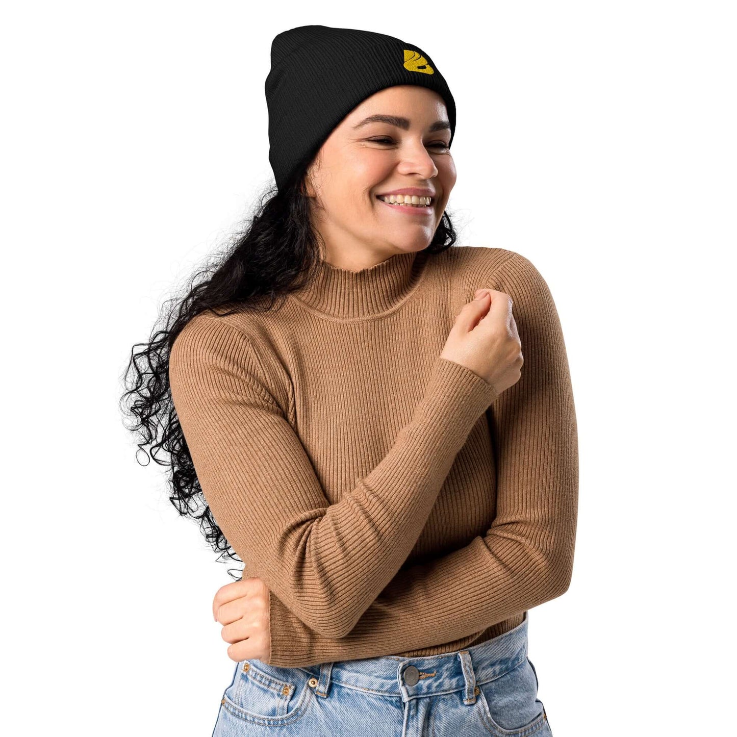 Woman wearing Gerippte Bio-Beanie N°1, ribbed organic cotton beanie, stylish and eco-friendly accessory, black beanie with golden logo.