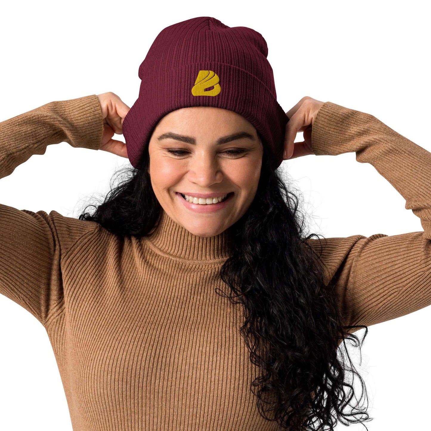 Woman wearing Gerippte Bio-Beanie N°1 in burgundy, featuring ribbed organic cotton fabric for indoor and outdoor use.