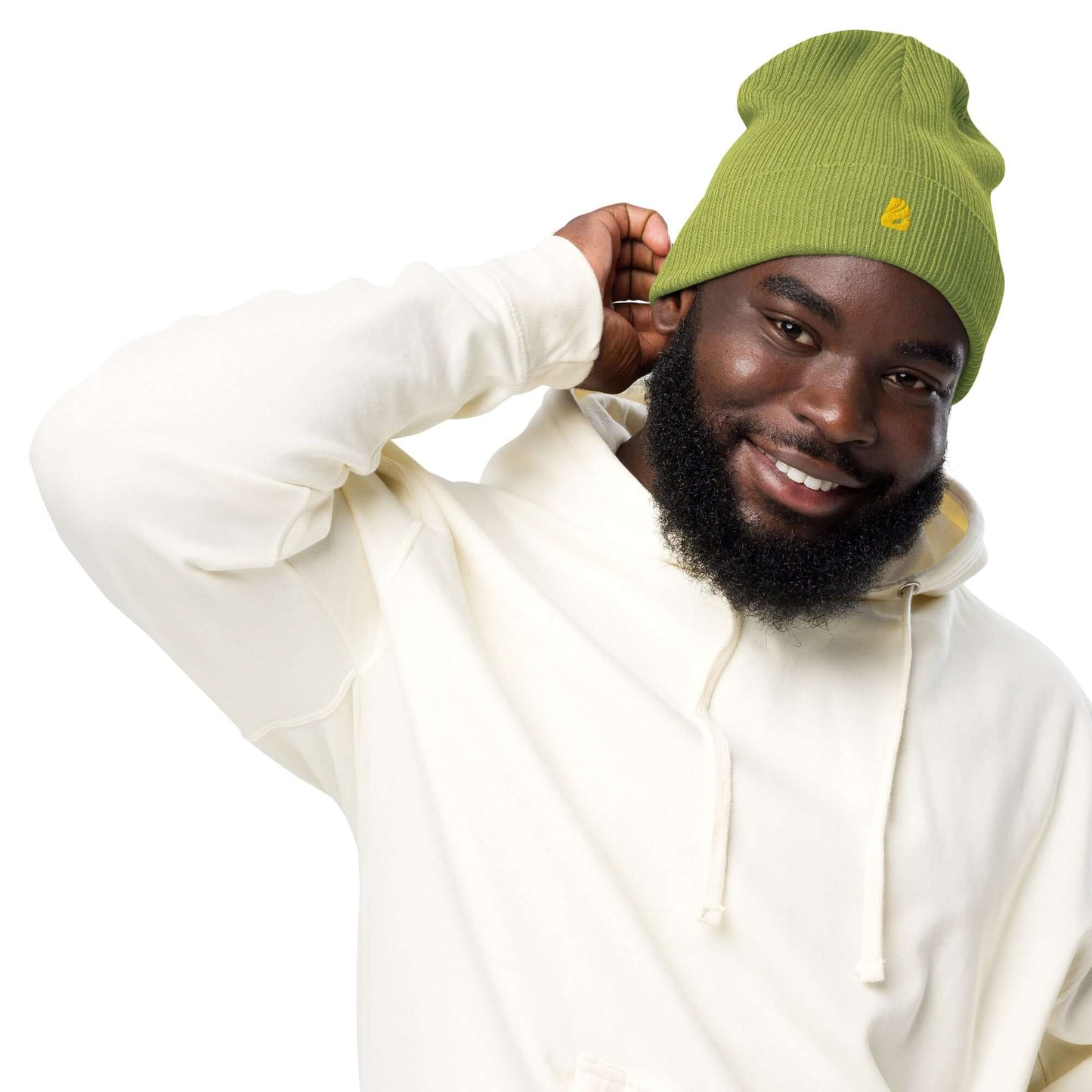Person wearing a Gerippte Bio-Beanie in green, made from organic cotton, showcasing ribbed cuffs and stylish, eco-friendly design.