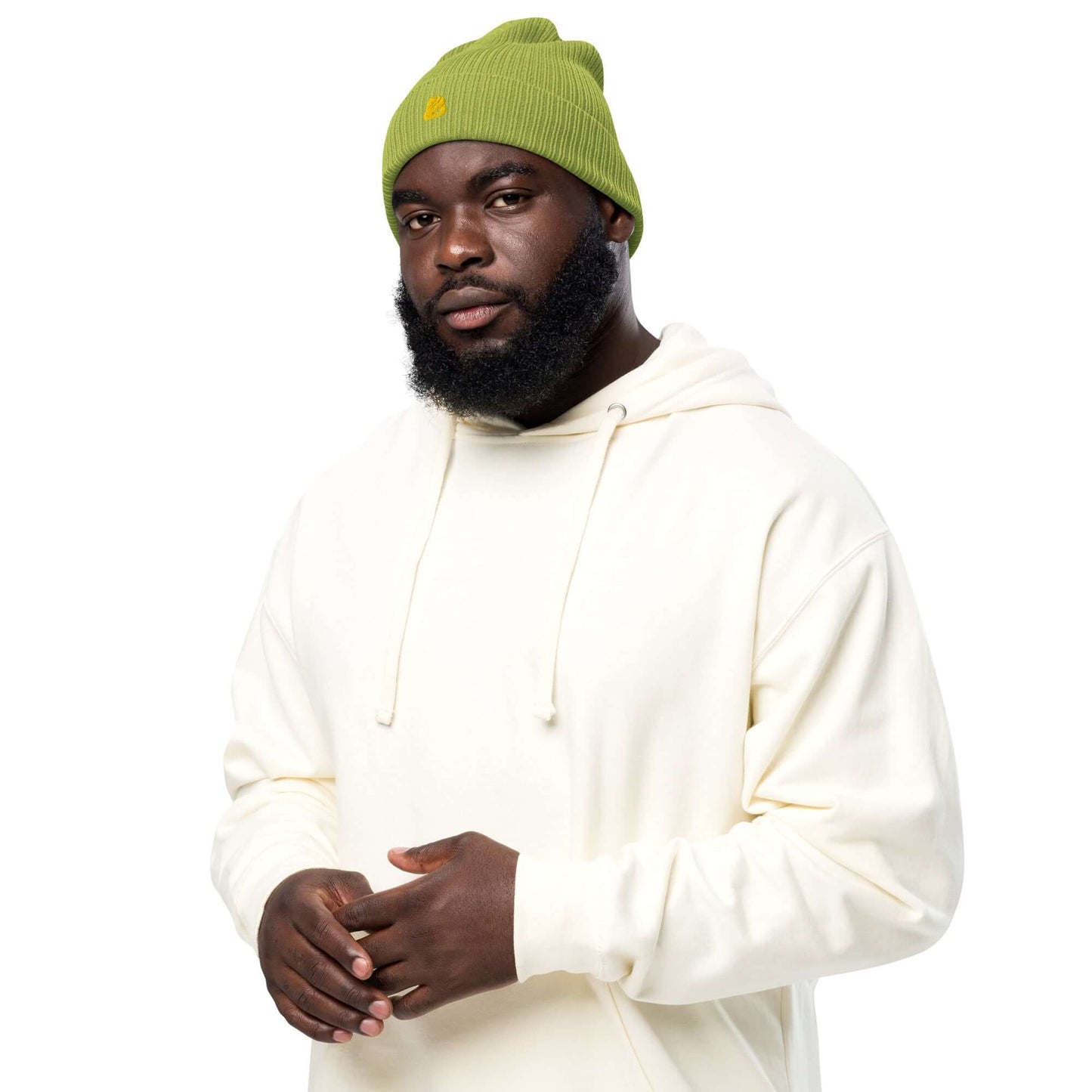 Man wearing green Gerippte Bio-Beanie made from 100% organic cotton, featuring ribbed cuffs, breathable and eco-friendly design.