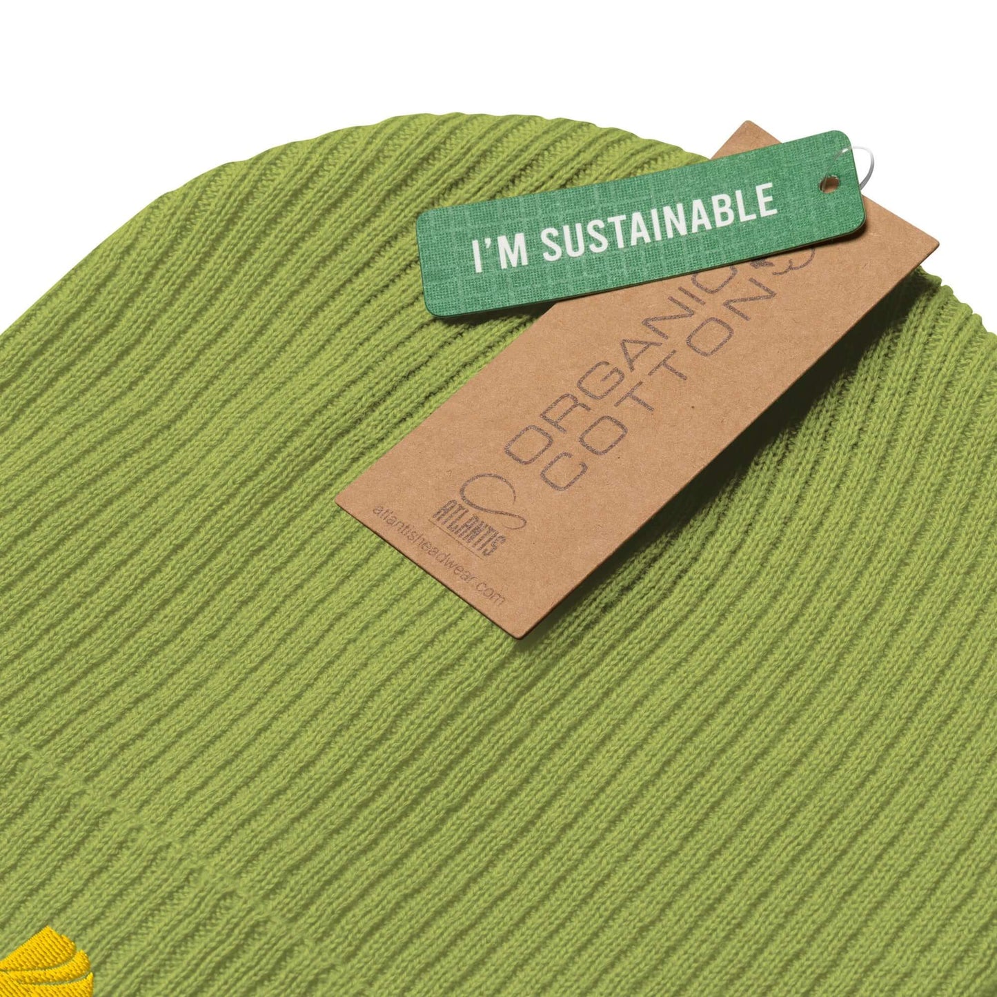 Gerippte Bio-Beanie aus 100% Bio-Baumwolle, nachhaltig etikettiert, grüne Mütze mit Etikett "I'm Sustainable" und "Organic Cotton"
