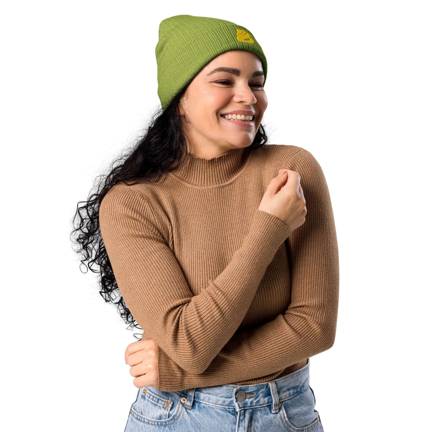 Woman wearing Gerippte Bio-Beanie N°1 in green, organic cotton ribbed hat, stylish and eco-friendly accessory.