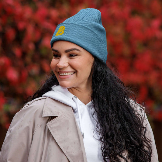 Woman wearing Gerippte Bio-Beanie N°1 made from organic cotton; stylish and eco-friendly beanie with ribbed design.
