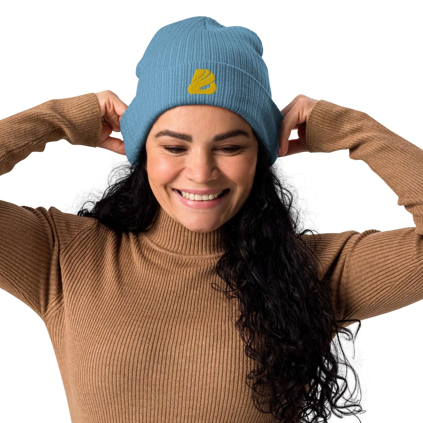 Woman wearing Gerippte Bio-Beanie N°1 in blue, made from organic cotton, showcasing ribbed design and comfort.
