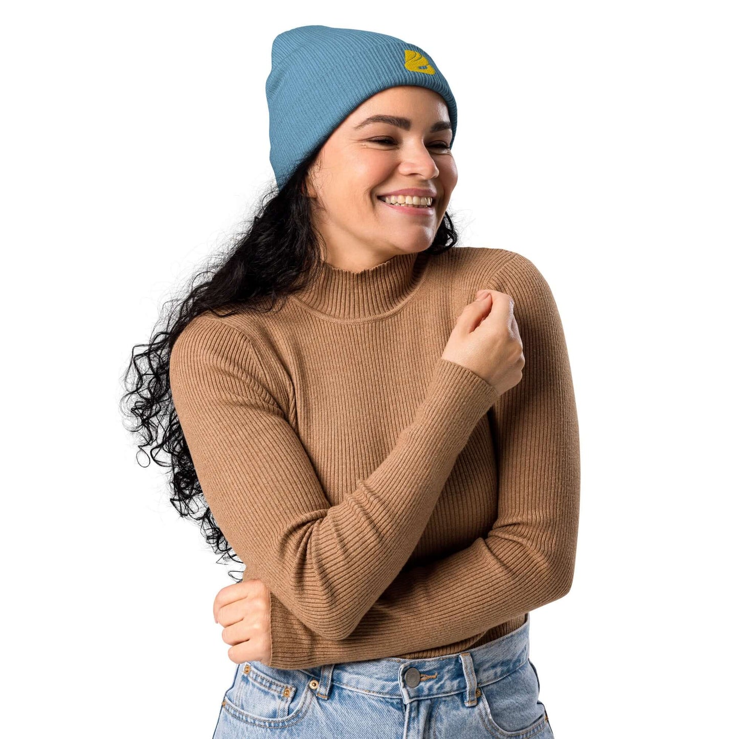 Frau trägt Gerippte Bio-Beanie N°1 aus 100 % Bio-Baumwolle in Blau, stilvoll und umweltfreundlich.