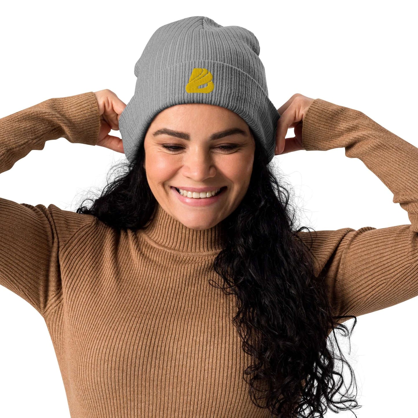 Smiling person wearing Gerippte Bio-Beanie N°1 in gray, made from 100% organic cotton, featuring ribbed design and eco-friendly material.
