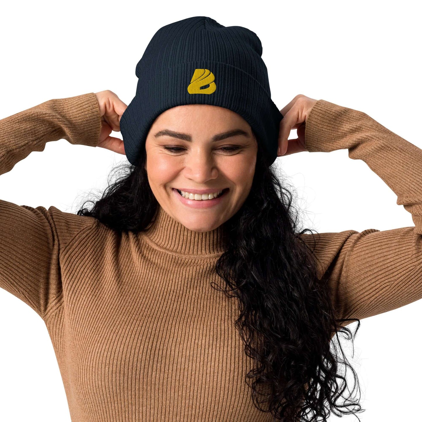 Frau trägt Gerippte Bio-Beanie N°1 aus Bio-Baumwolle, stylisch und umweltfreundlich. Antiallergisches Gewebe und Rippbündchen.