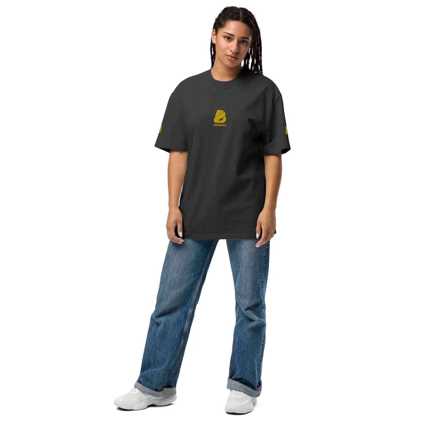 Person wearing the Oversized T-Shirt mit verwaschenem Look N°0, featuring a relaxed fit and casual style for modern fashion trends.