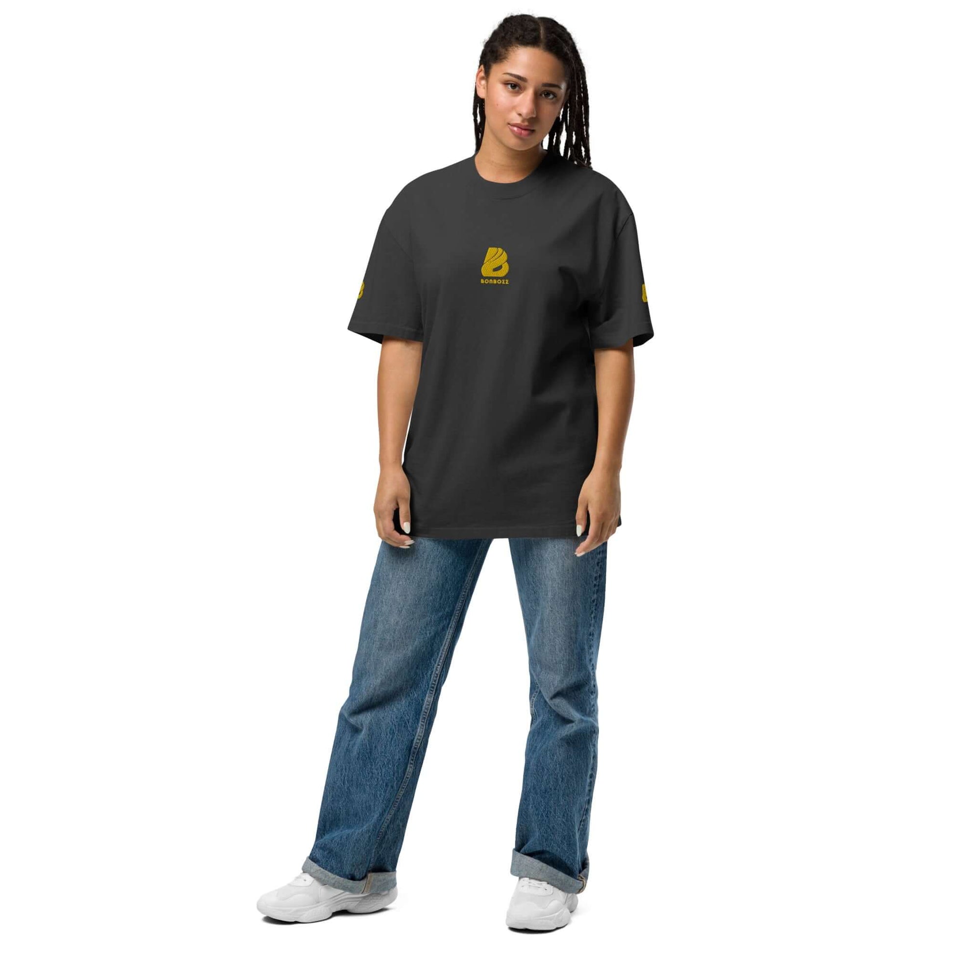 Person wearing the Oversized T-Shirt mit verwaschenem Look N°0, featuring a relaxed fit and casual style for modern fashion trends.