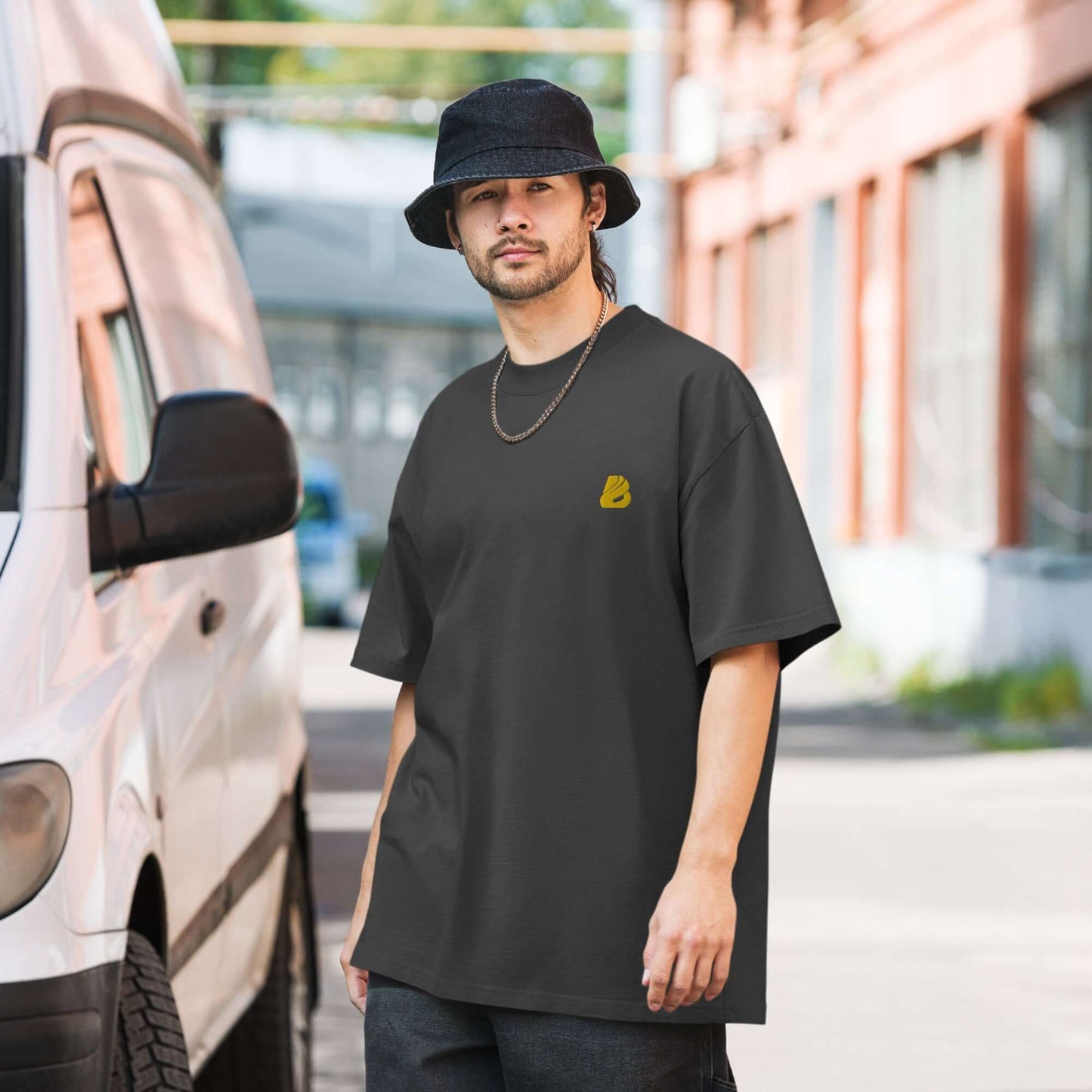 Man wearing Oversized T-Shirt mit verwaschenem Look N°1 in urban setting