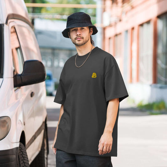 Man wearing Oversized T-Shirt mit verwaschenem Look N°1 in urban setting