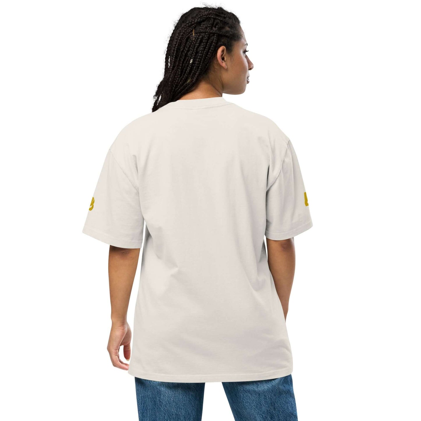 Person wearing an Oversized T-Shirt mit verwaschenem Look N°0, showcasing the loose fit suitable for layering and creative styling.