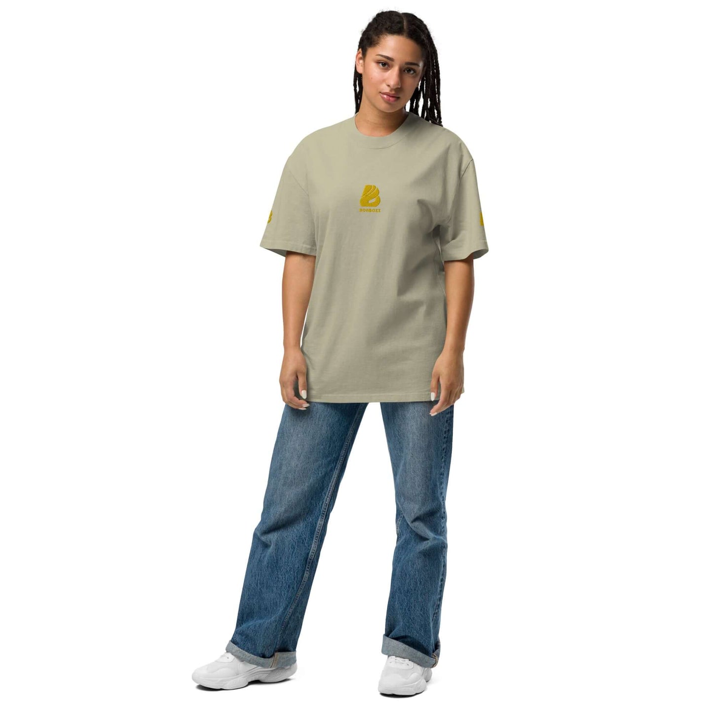 Model wearing Oversized T-Shirt mit verwaschenem Look N°0 with jeans, embodying a relaxed, modern style with nostalgic appeal.