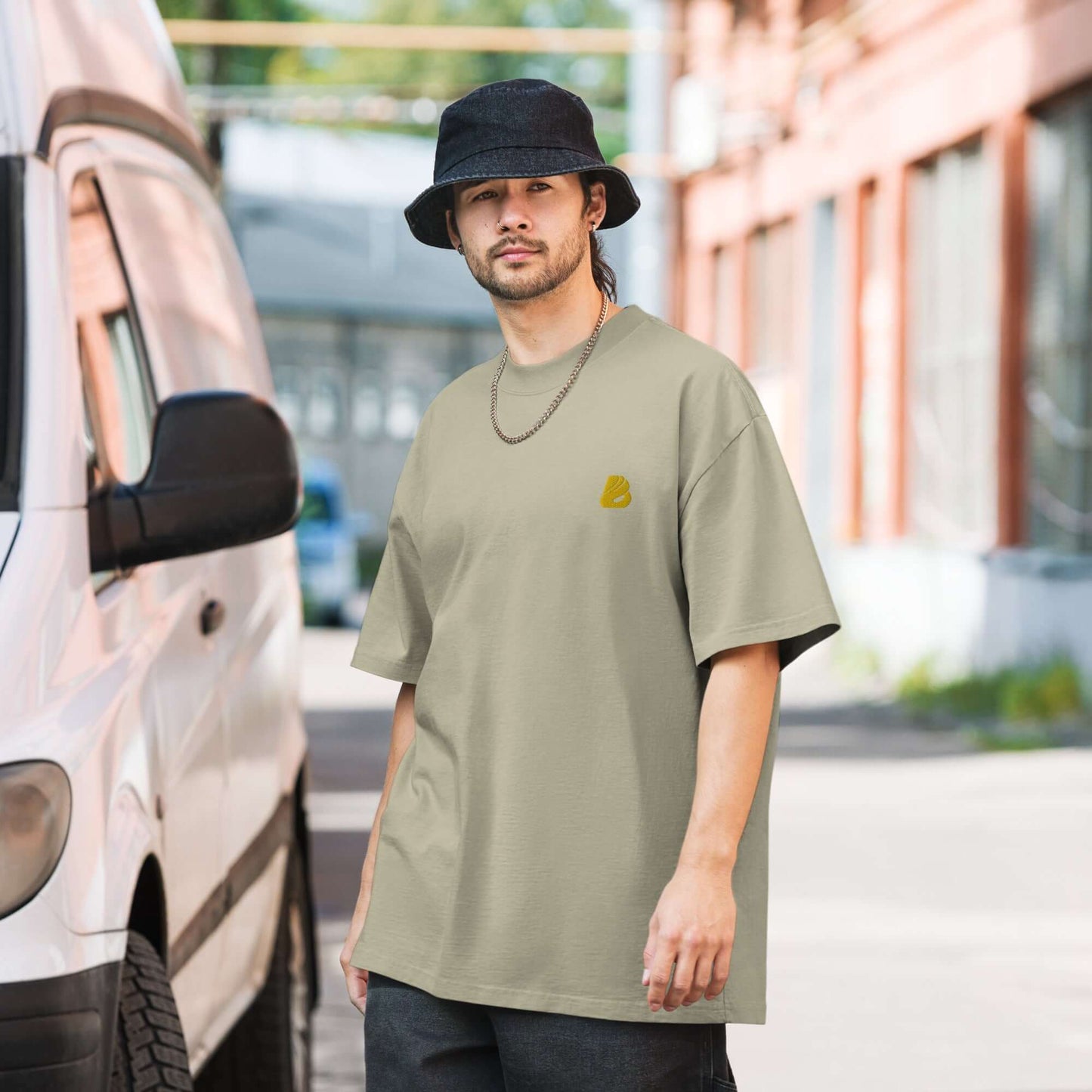 Man wearing Oversized T-Shirt mit verwaschenem Look N°1 in urban setting