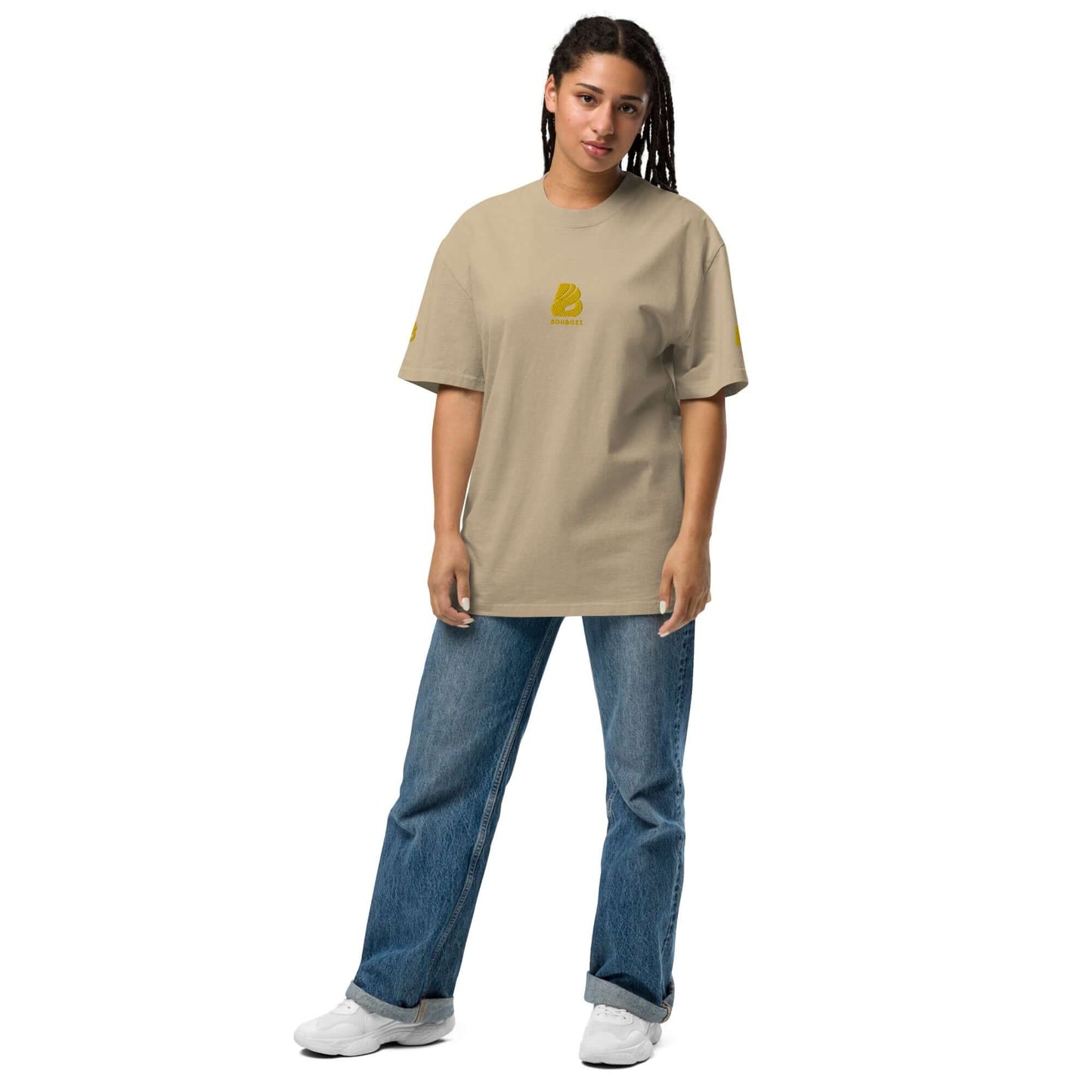 Woman wearing Oversized T-Shirt mit verwaschenem Look N°0, showcasing relaxed fit and versatile style.
