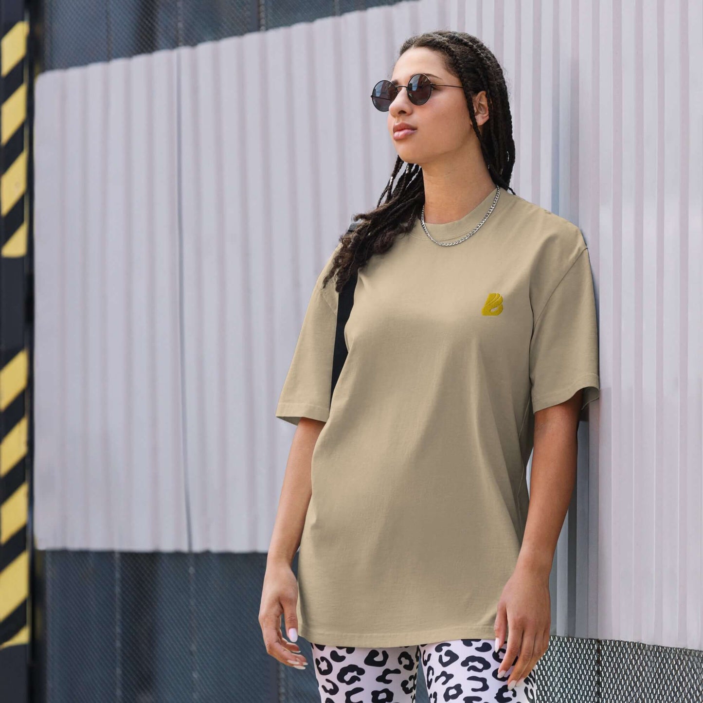 Oversized T-Shirt mit verwaschenem Look N°1, getragen von einer Person. Ideal für trendige, lässige Outfits mit nostalgischem Flair.