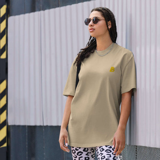 Oversized T-Shirt mit verwaschenem Look N°1, getragen von einer Person. Ideal für trendige, lässige Outfits mit nostalgischem Flair.