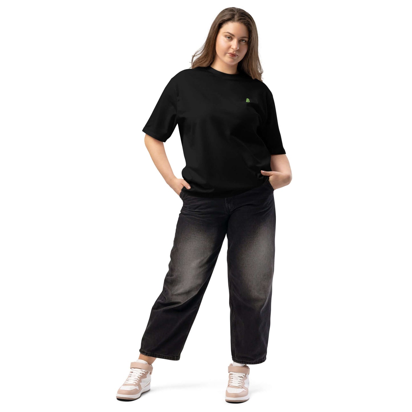Schwarzes oversized T-Shirt, lässig kombiniert mit Jeans für einen urbanen Streetwear-Look.