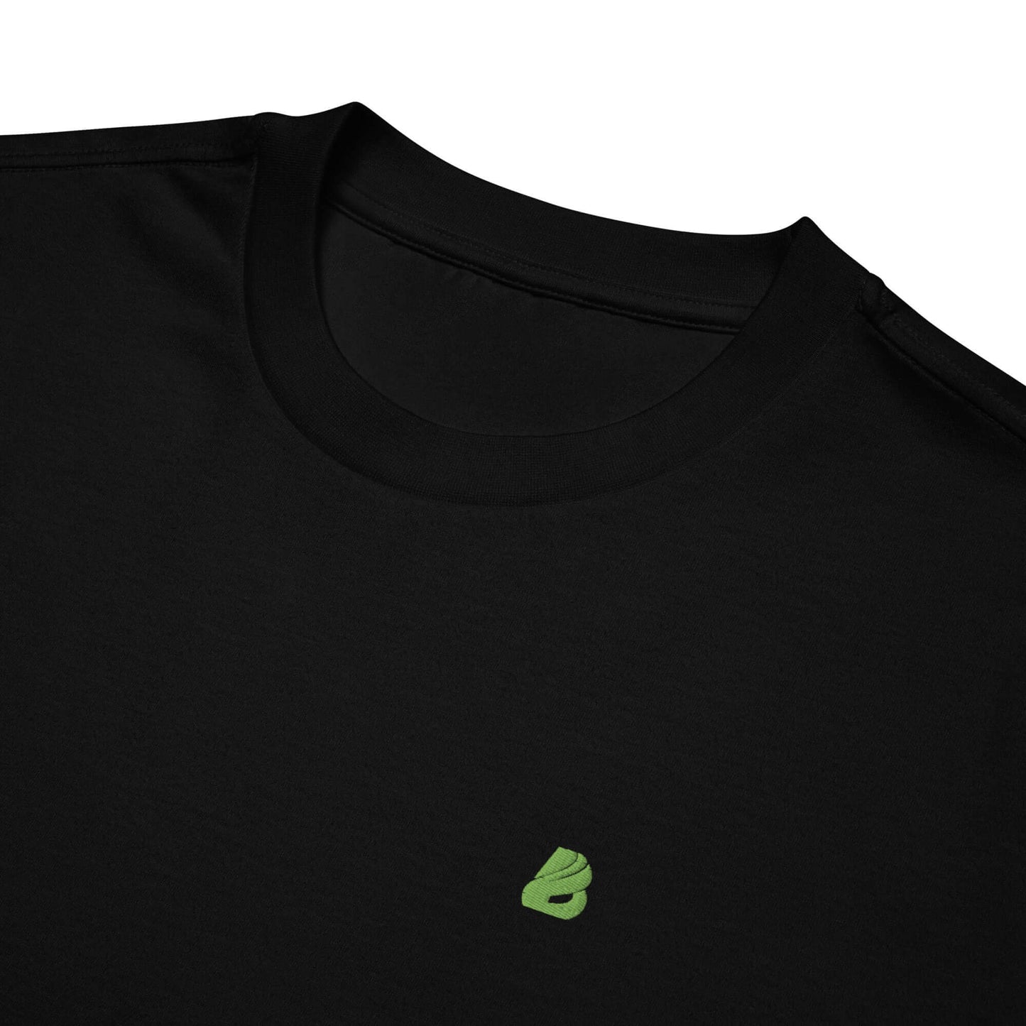 Schwarzes Oversized-T-Shirt mit grünem Logo-Detail, ideal für urbanen Streetwear-Stil.