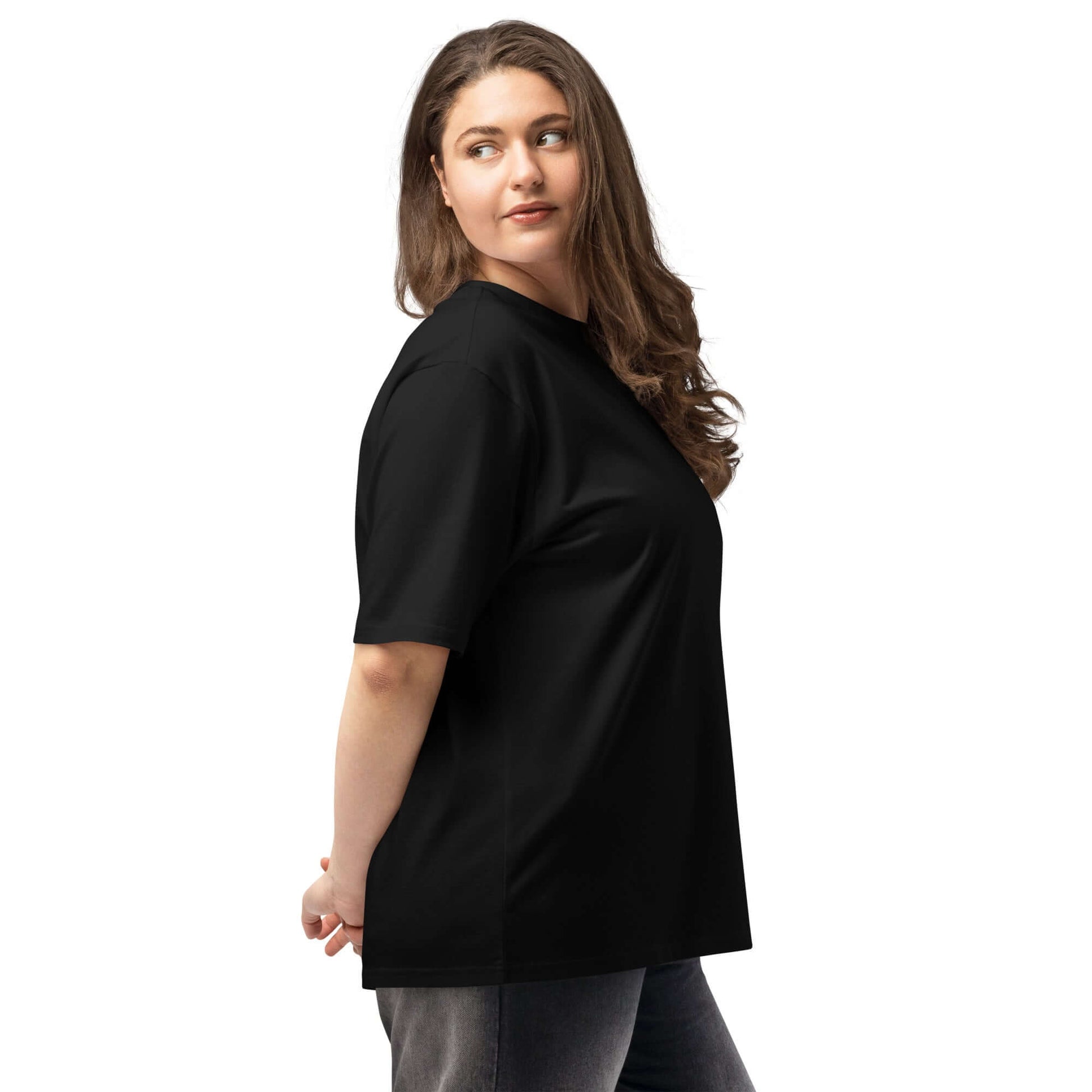 Schweres oversized T-Shirt in Schwarz, getragen von einer Person; ideal für urbanen Look und Komfort durch atmungsaktiven Baumwollstoff.