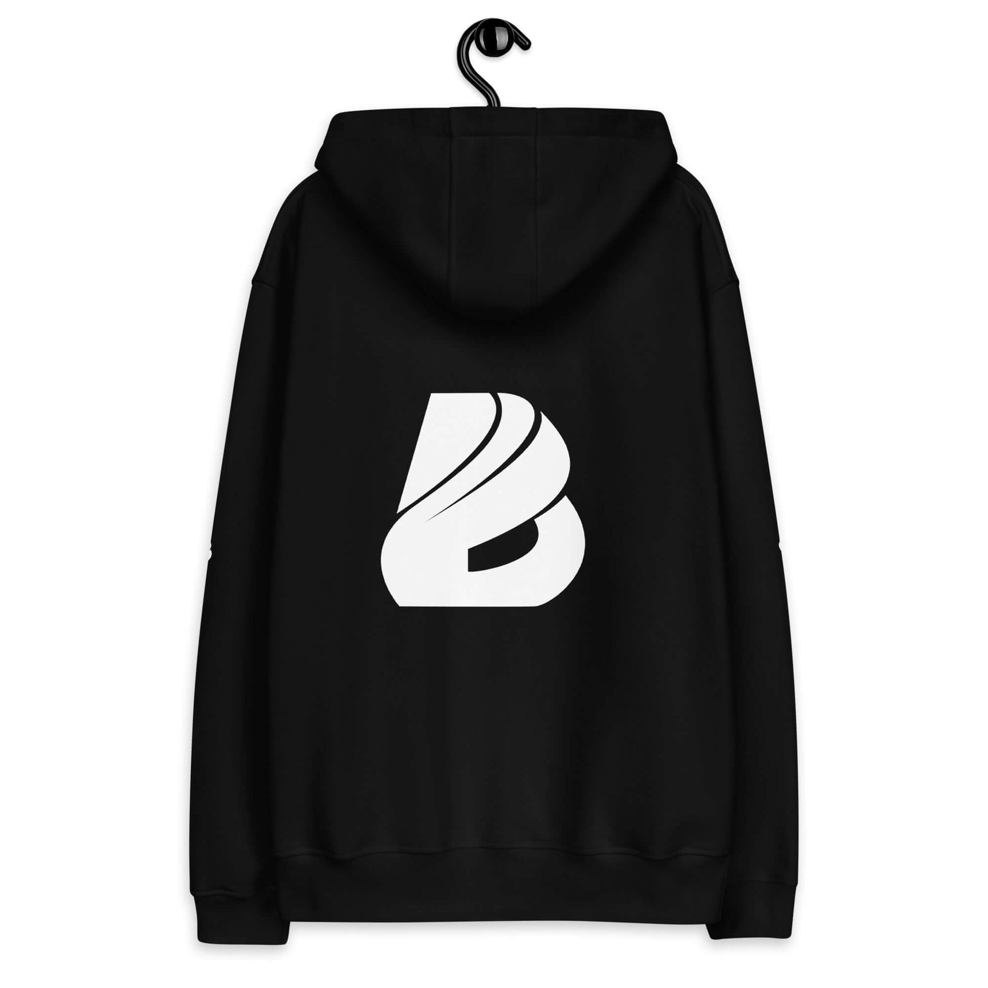 Hochwertiger Öko Kapuzenpullover N°14 aus Bio- und recycelten Materialien, schwarzer Hoodie mit Kapuze und Beuteltasche auf einem Kleiderbügel.