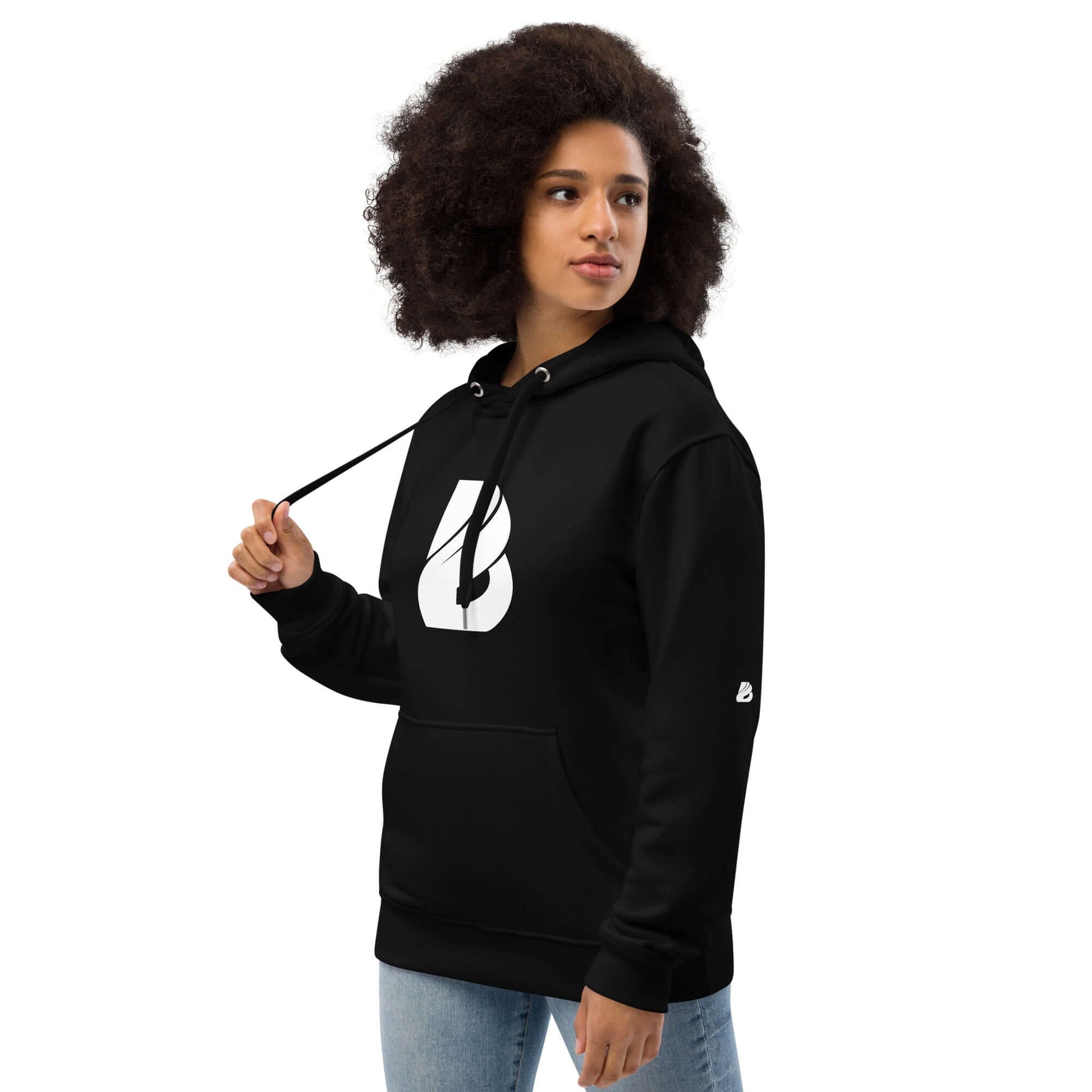Model wearing Hochwertiger Öko Kapuzenpullover N°14, black with front pocket and double-layered hood, made from organic and recycled materials.