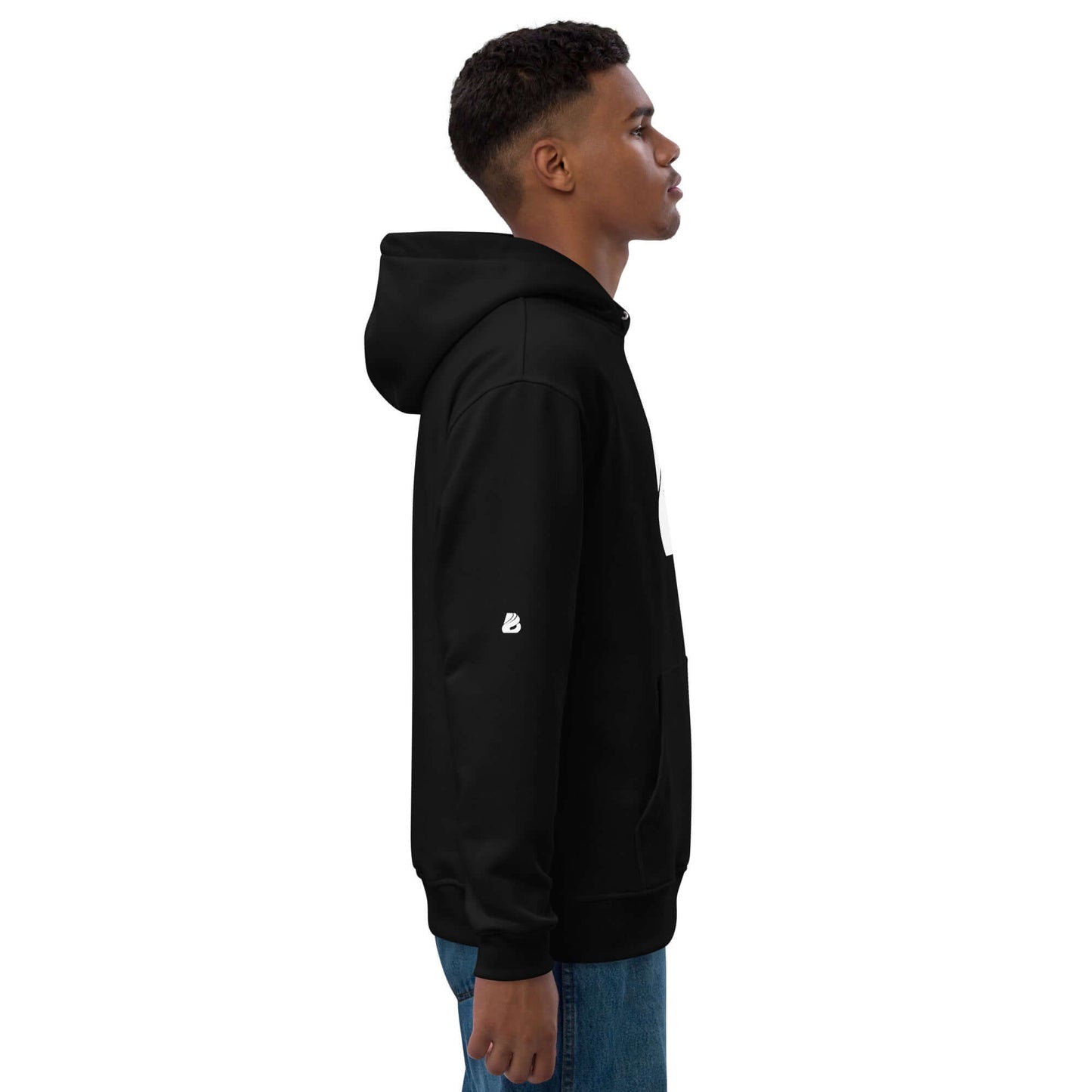 Mann im hochwertigen ökologischen Kapuzenpullover aus Bio-Baumwolle, seitliche Ansicht.