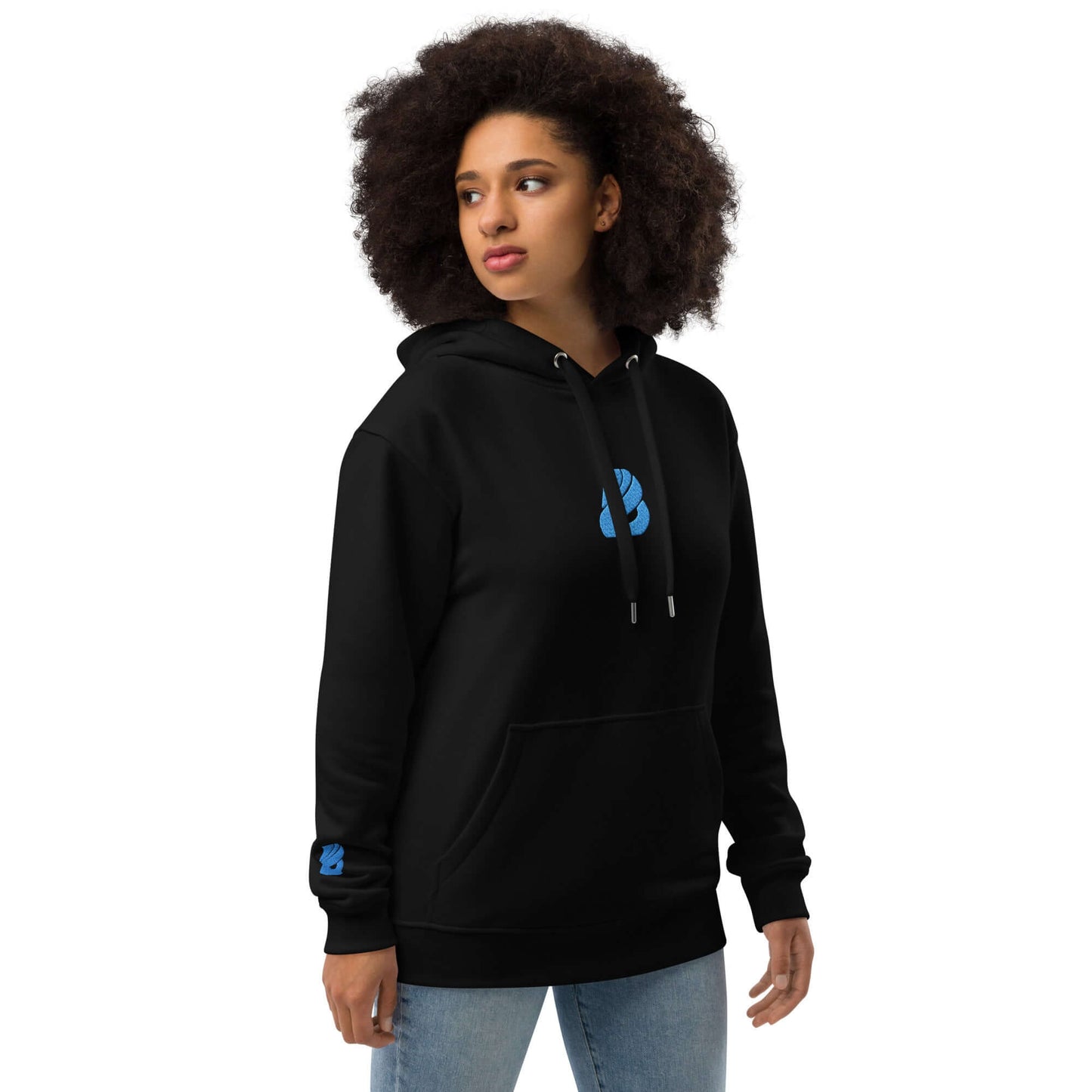 Hochwertiger Öko Kapuzenpullover N°12 aus Bio-Baumwolle und recyceltem Polyester, schwarze Streetwear mit blauer Logoapplikation.