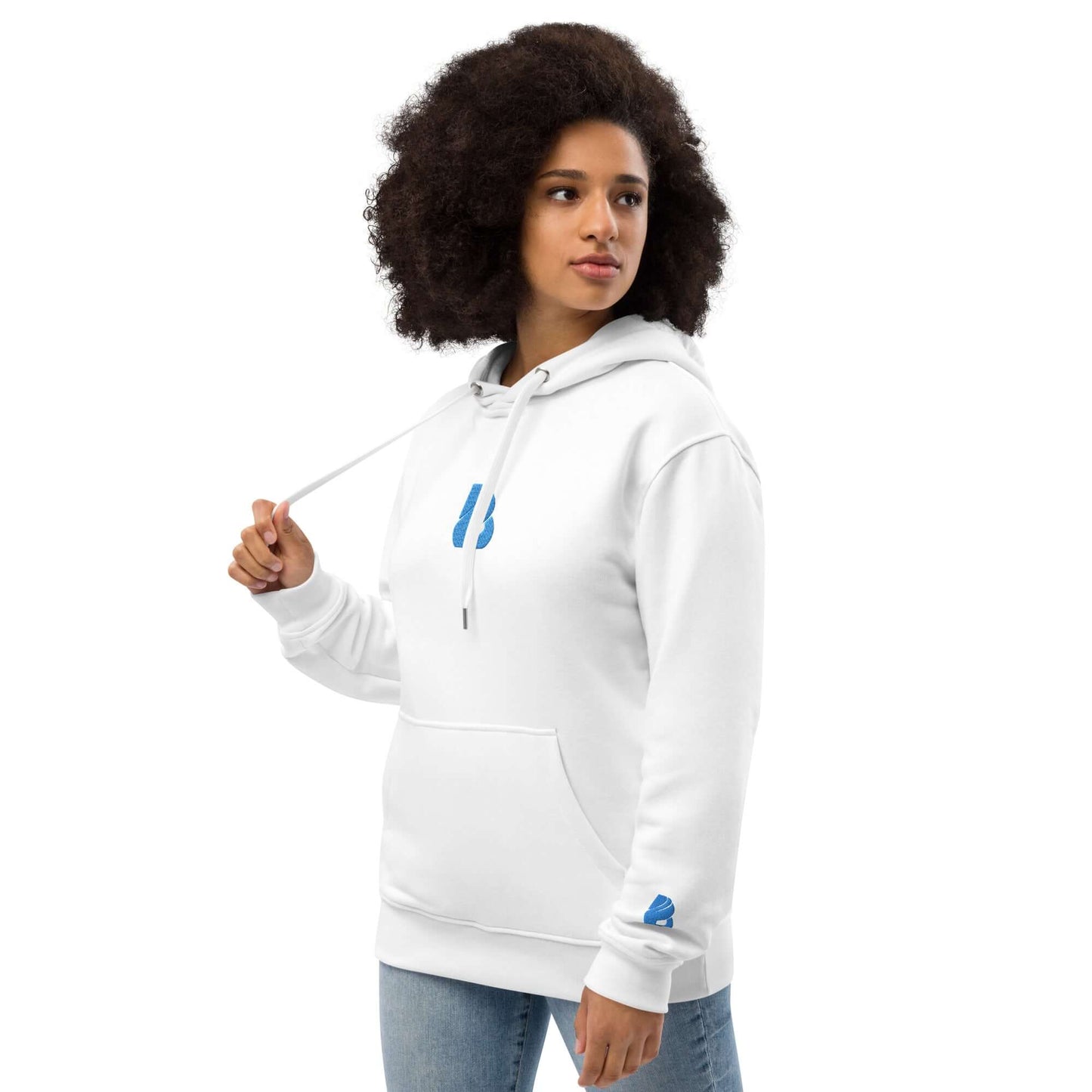 Frau trägt Hochwertiger Öko Kapuzenpullover N°12 aus Bio-Baumwolle und recyceltem Polyester, weiße Farbe mit blauer Grafik.