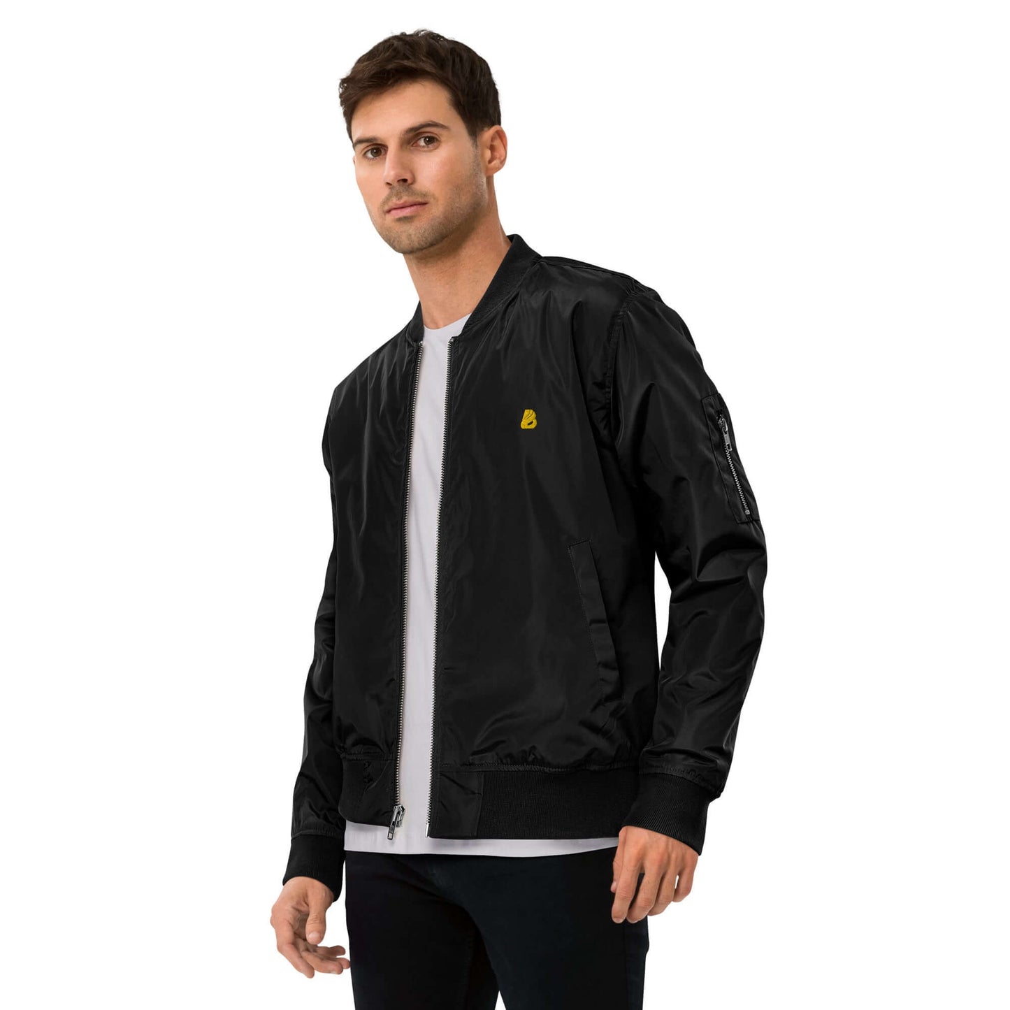 Mann trägt eine schwarze Premium Recycelte Bomberjacke N°2 aus recyceltem Polyester, entspannt und modisch.