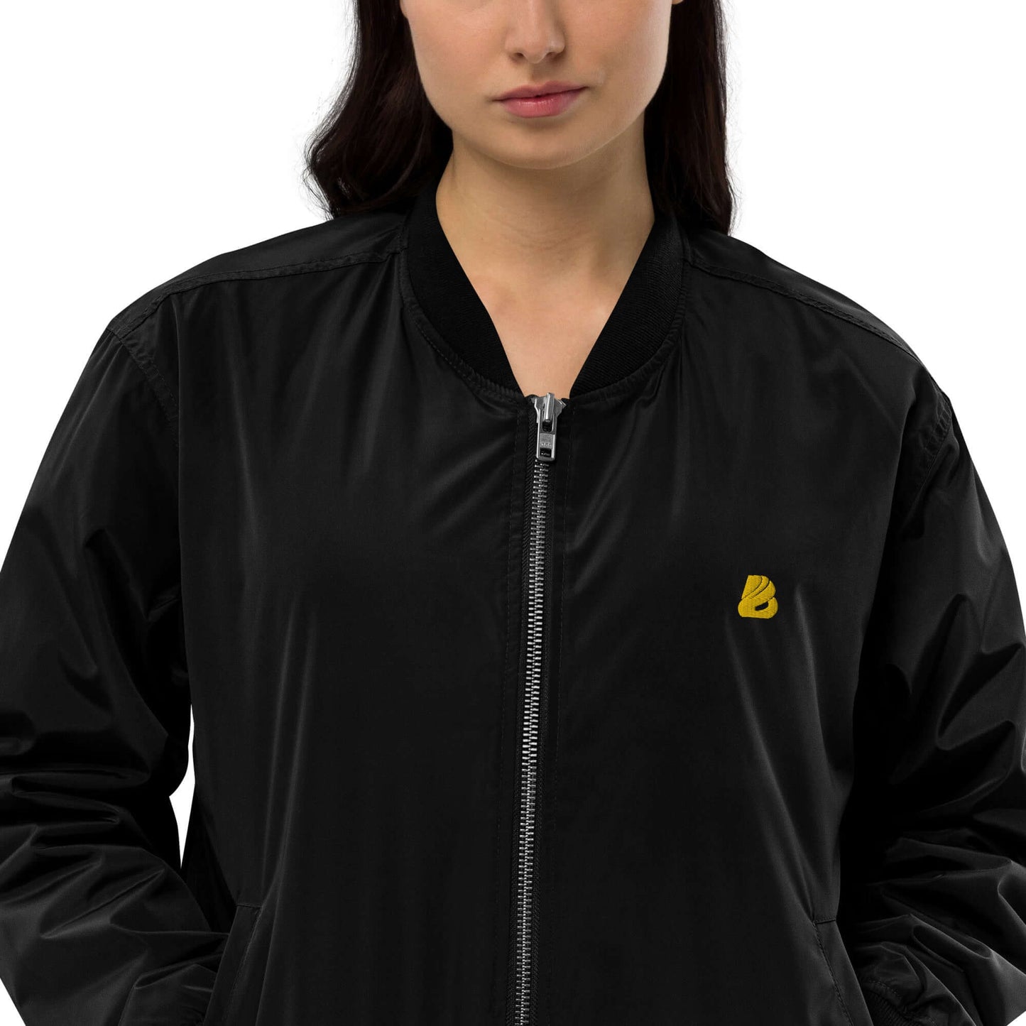 Schwarze Premium Bomberjacke aus recyceltem Material mit entspannter Passform und kleinen Utility-Tasche.