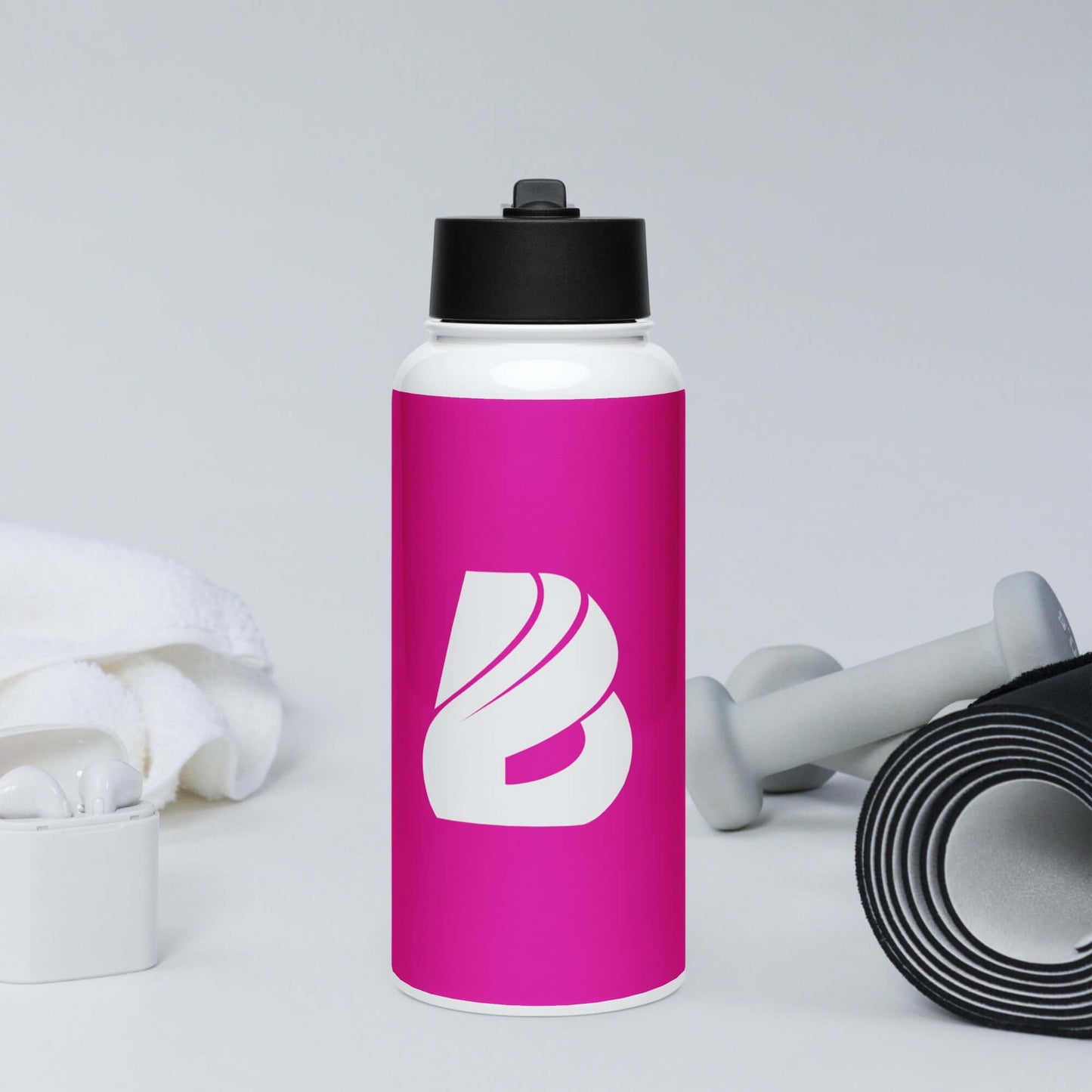 Edelstahl Trinkflasche mit Strohhalm N°0, 950ml, Vakuumisolierung, ideal für Fitness, mit Handtuch und Hanteln im Hintergrund, pink design.