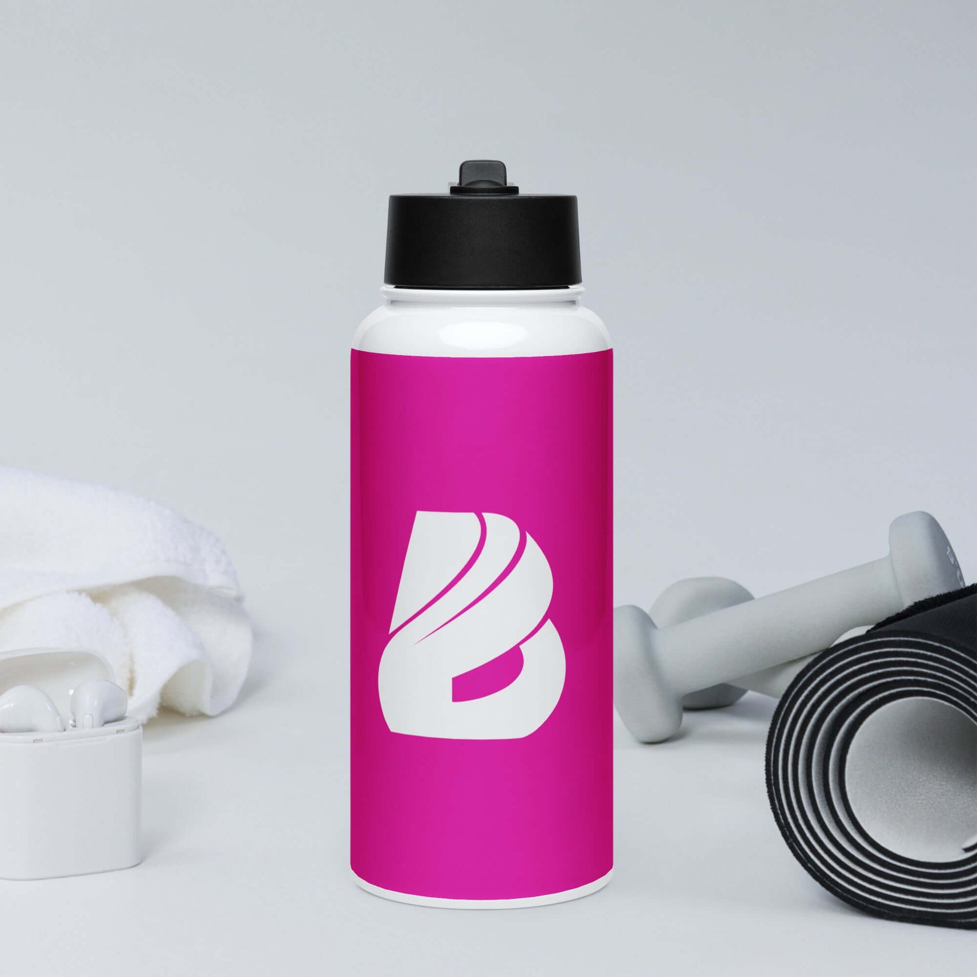 Edelstahl Trinkflasche mit Strohhalm N°0, 950ml, Vakuumisolierung, ideal für Fitness, mit Handtuch und Hanteln im Hintergrund, pink design.