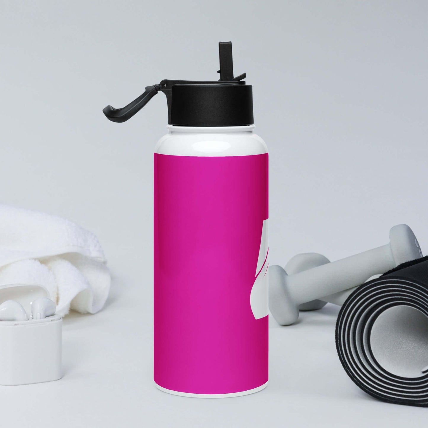 Edelstahl Trinkflasche mit Strohhalm N°0 neben Fitnessgeräten und Handtuch, 950 ml Kapazität, ideal für Hydratation während Workouts.