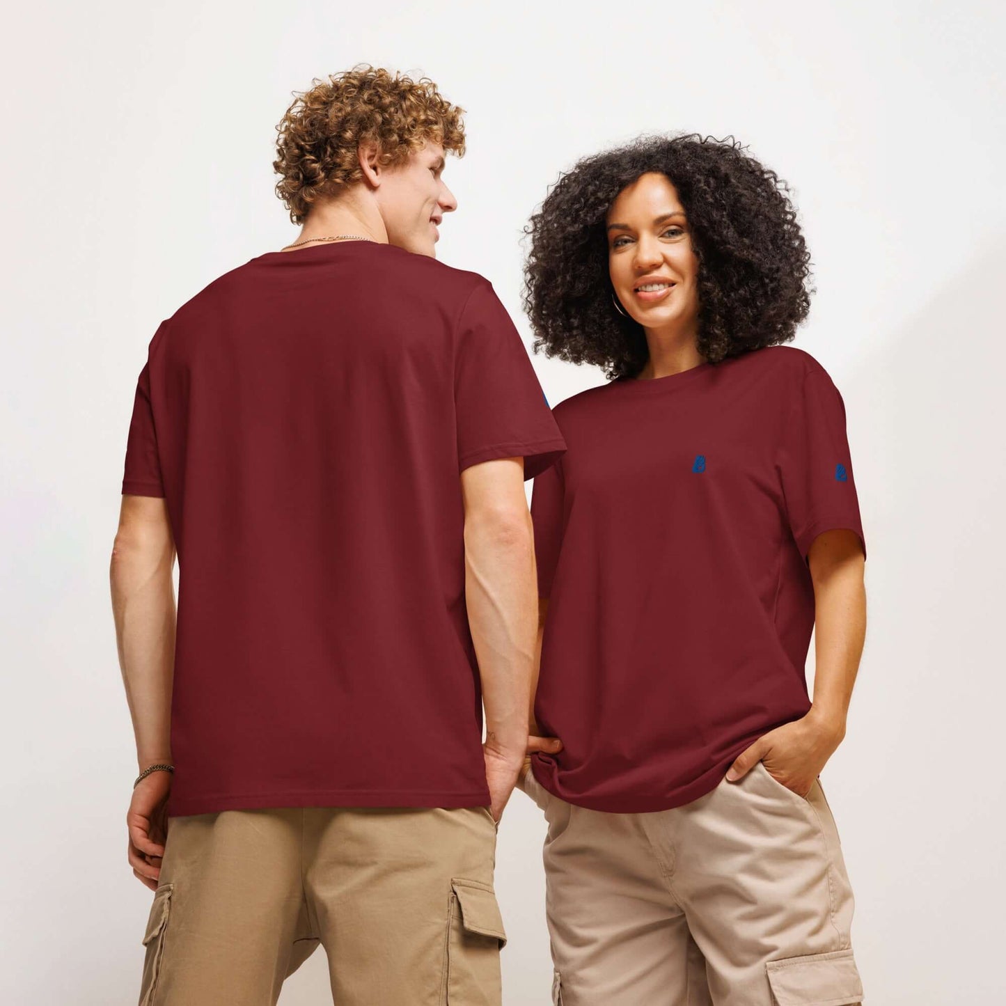 Two people wearing Unisex Bio-T-Shirt mit Rippkragen in maroon, showcasing the casual, stylish fit and ribbed collar design.