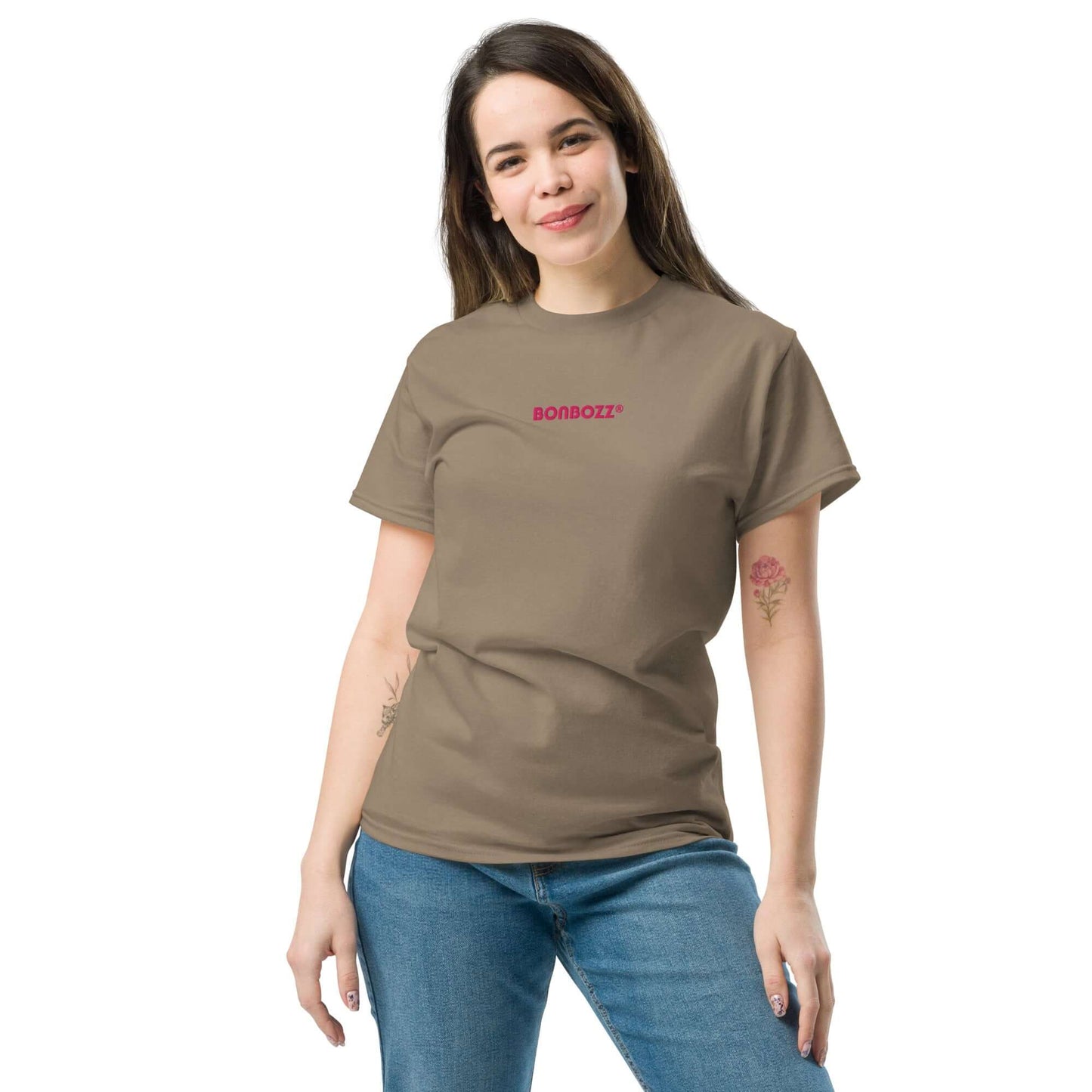 Klassisches Unisex T-Shirt N°0 in beige getragen von einer Frau, modernes Design, perfekt für mehrschichtige Streetwear-Outfits