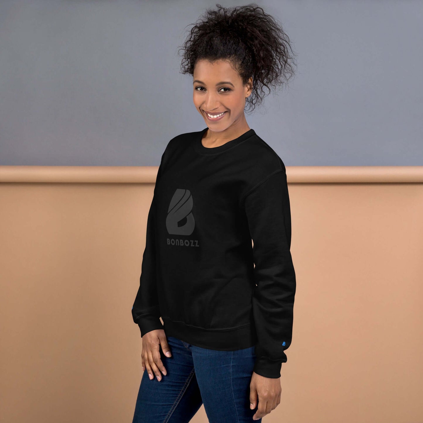 Woman wearing Unisex-Pullover, black sweatshirt, showcasing robust warm design, made from 50% cotton and 50% polyester, classic fit.