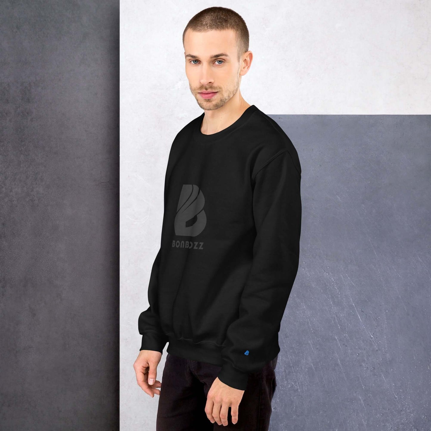 Man wearing black Unisex-Pullover with soft fabric and classic fit, ideal for colder months, 50% cotton and 50% polyester.