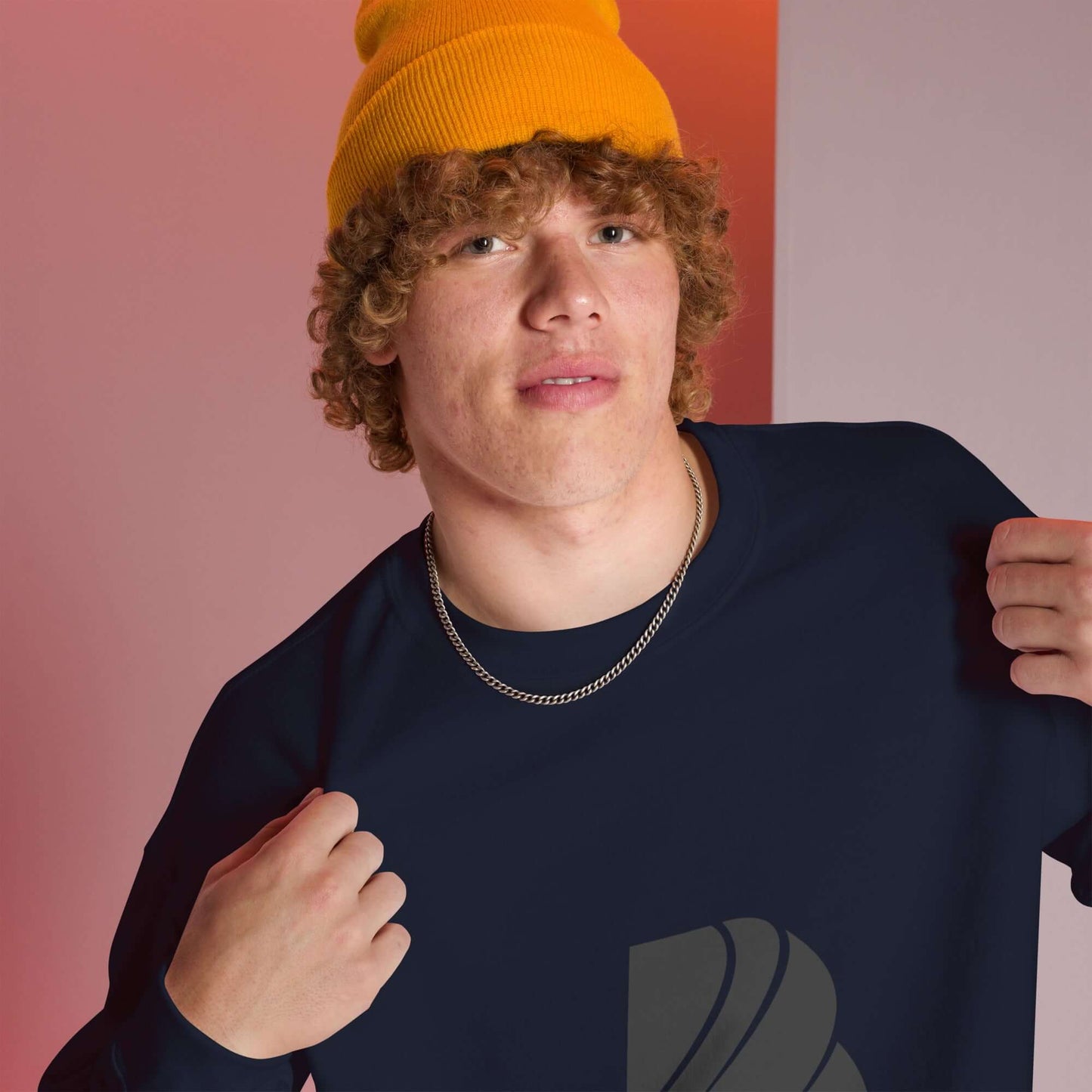 Unisex-Pullover aus Baumwolle und Polyester, getragen von Person mit gelber Mütze, weiches Airjet-Garn für Komfort und Wärme in kalten Monaten.