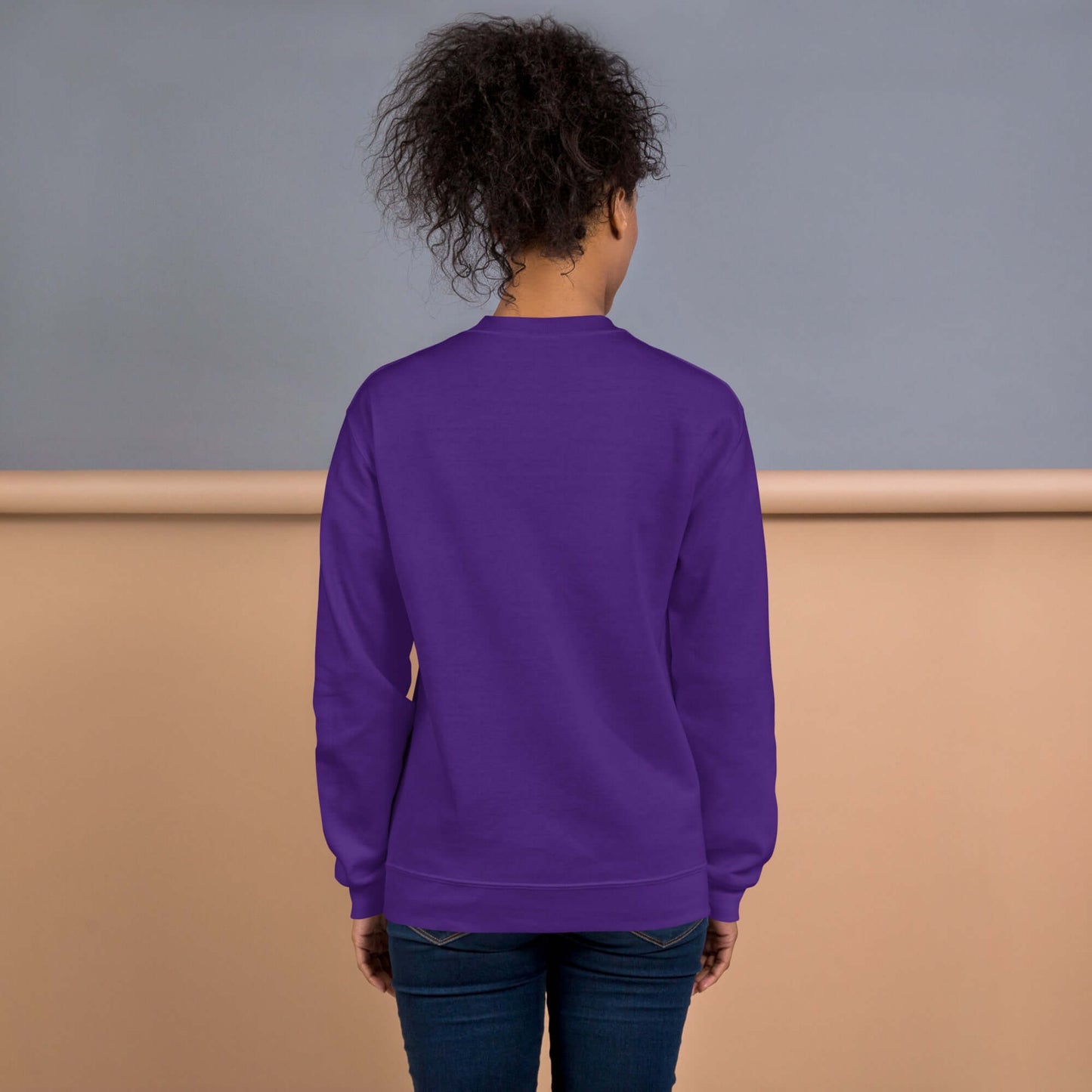 Rückansicht des lila Unisex-Pullover aus 50% Baumwolle, ideal für kalte Monate, im klassischen Schnitt mit weichem Baumwoll-Polyester-Mix.