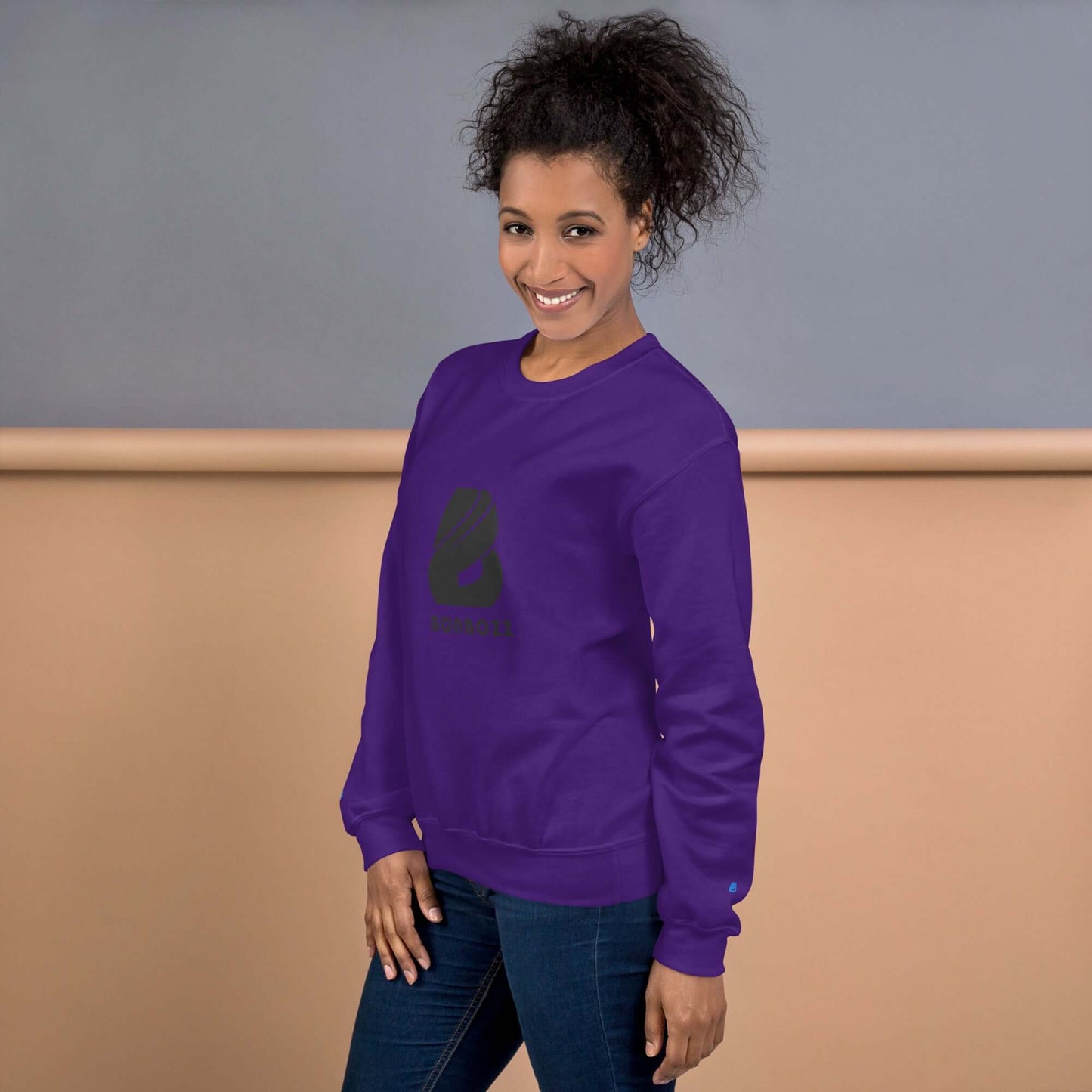 Woman wearing a purple Unisex-Pullover with a casual fit, featuring soft Airjet yarn - ideal for cold weather.