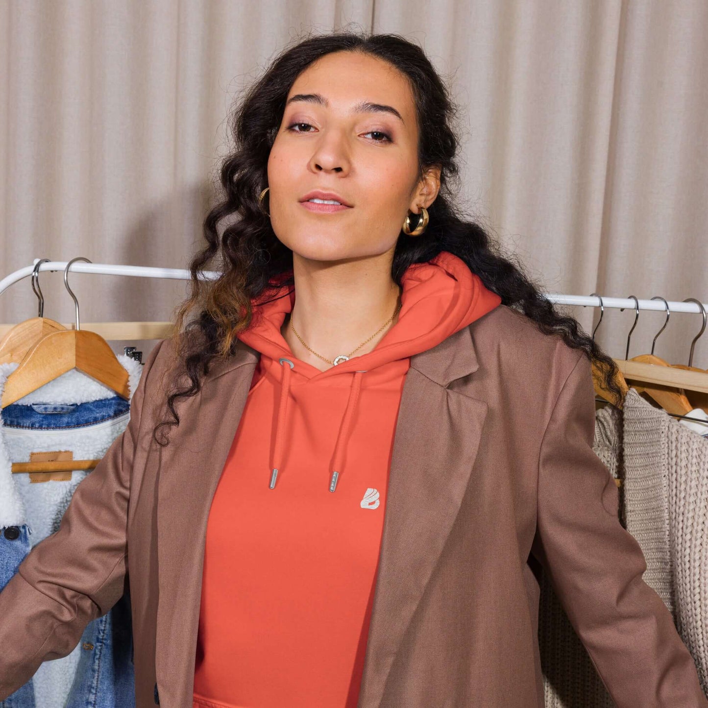 Fashion model wearing Unisex Bio-Raglan-Hoodie N°4 styled with an oversize blazer for a chic, comfortable look.