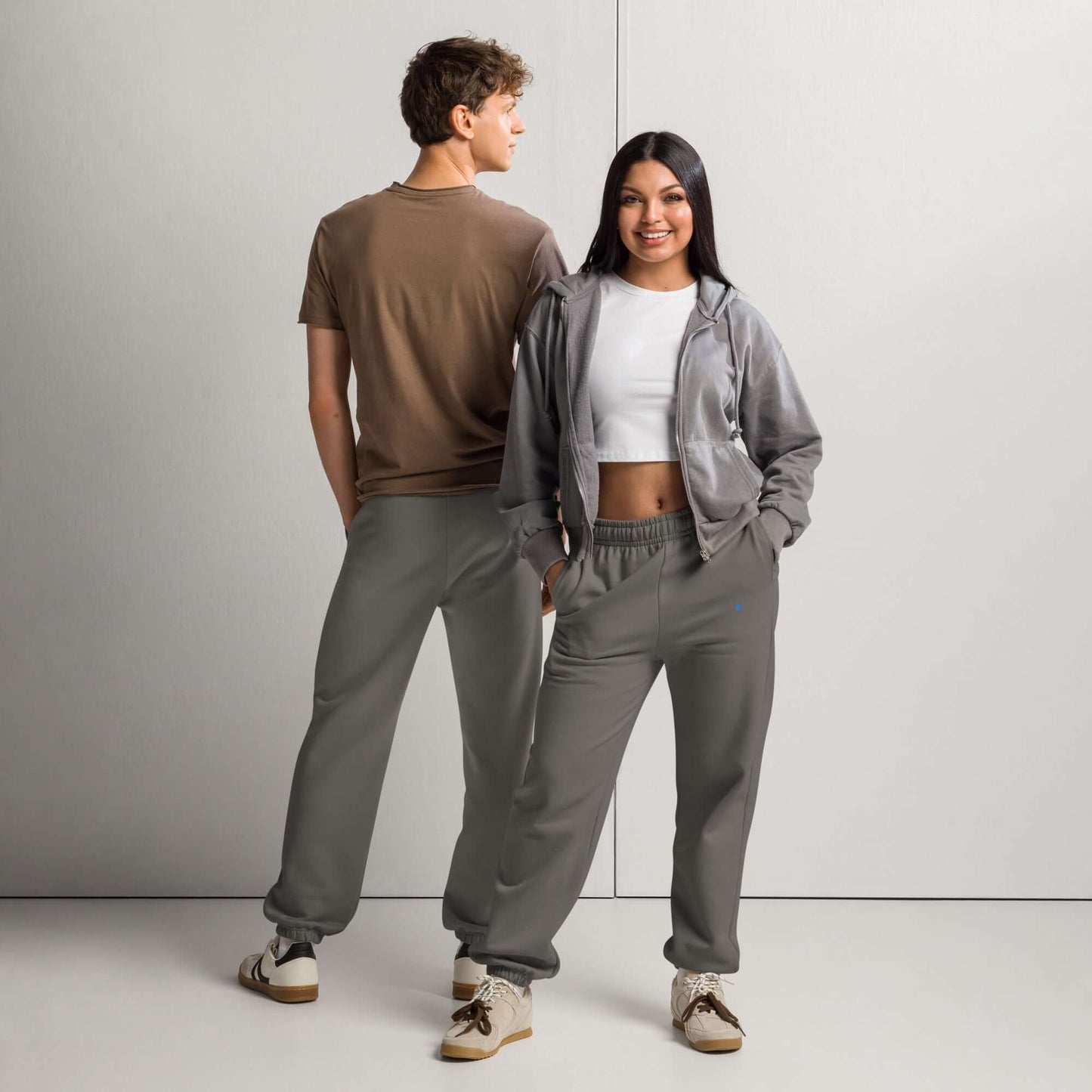 Schwere Jogginghose im 90er-Jahre-Stil, getragen von einem Mann und einer Frau, dickes Fleece, Street-Stil, für ganztägigen Komfort.