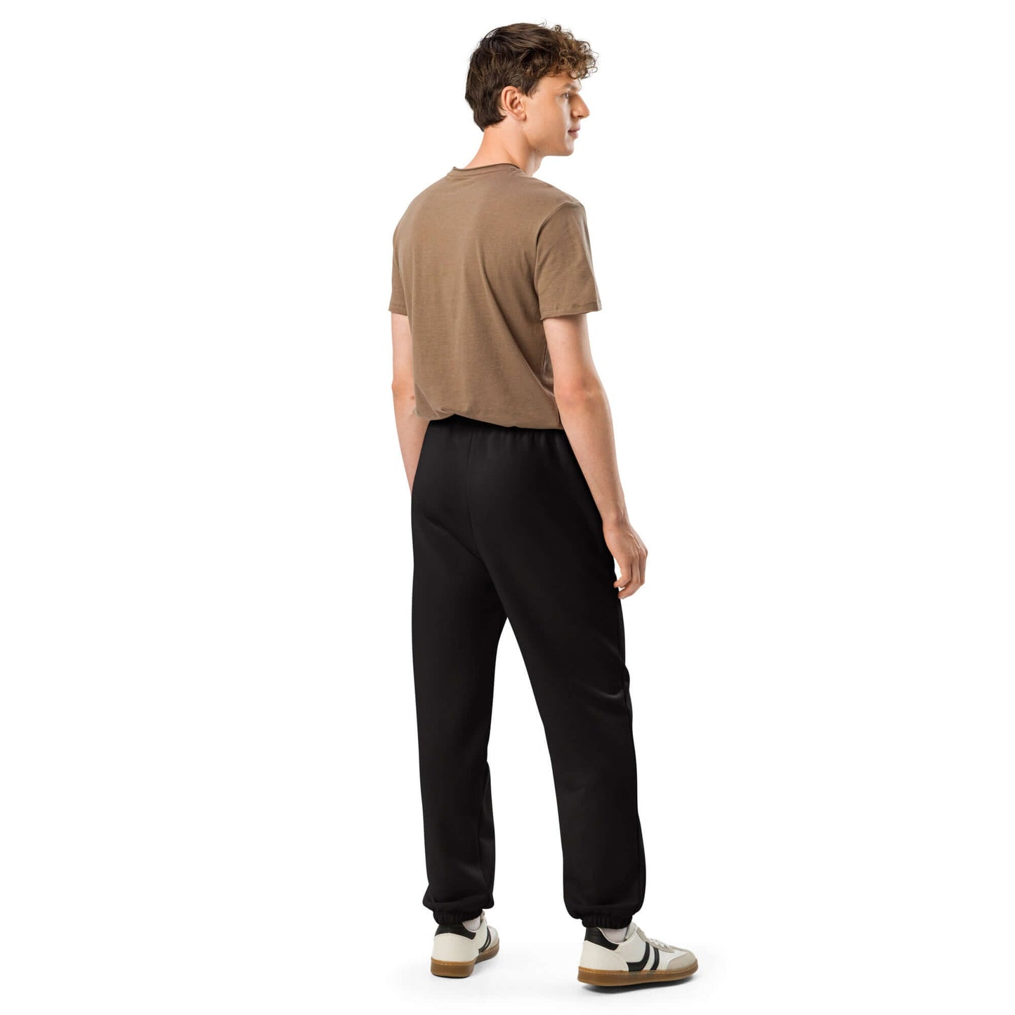 Person wearing schwarze Schwere Jogginghose in 90er-Stil mit elastischen Bündchen und tiefen Taschen, streetwear look.