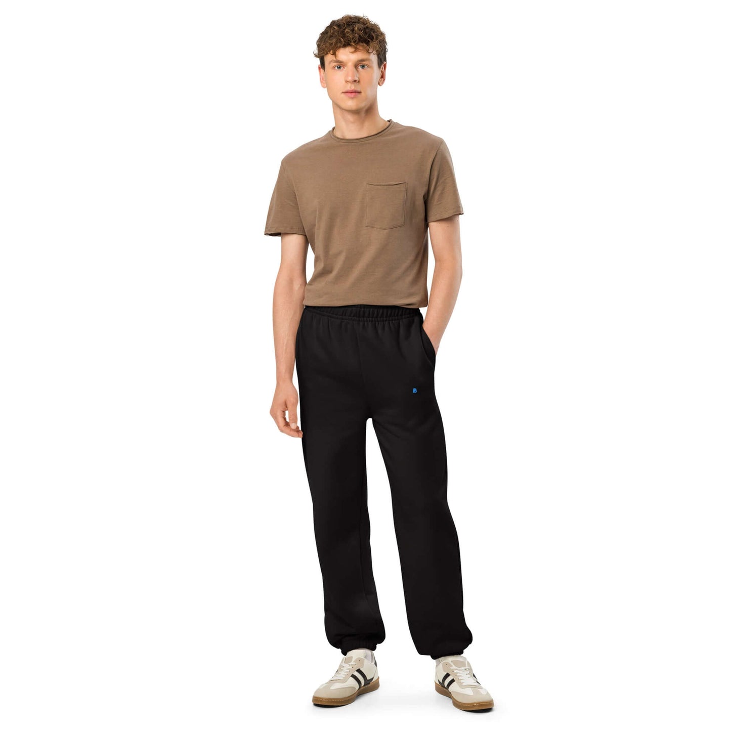 Model trägt Schwere Jogginghose im 90er-Jahre-Stil aus dickem Fleece mit elastischen Bündchen und Seitentaschen.